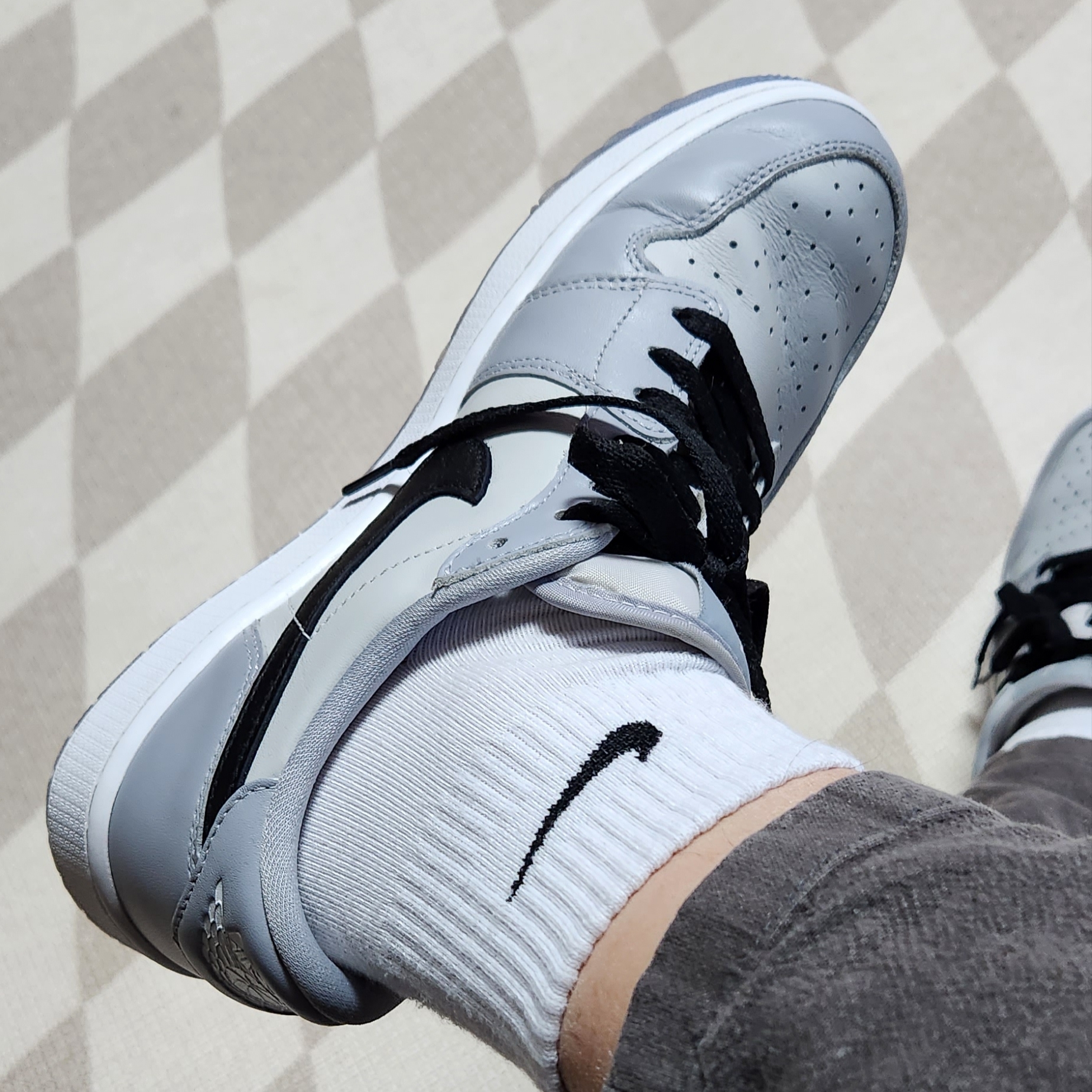 Jordan 1 Low Golf Wolf Grey 착용 스타일