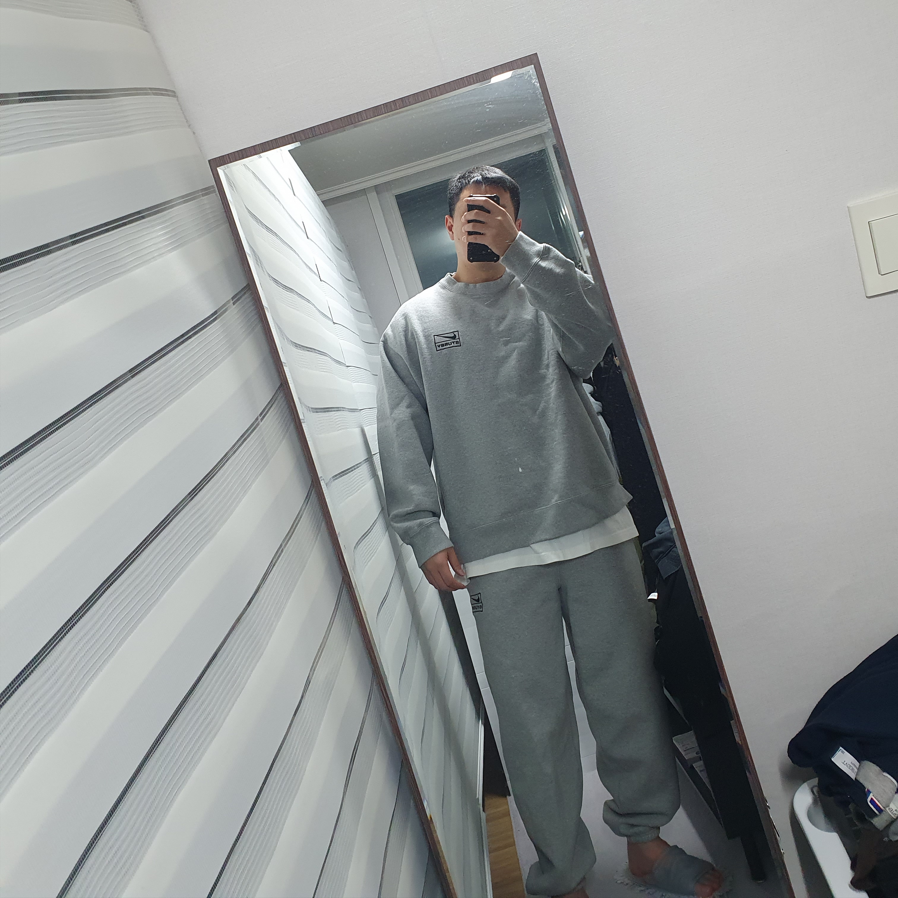 Nike x Stussy NRG Fleece Crewneck Dark Grey Heather (DO9337-063), Nike x Stussy NRG Fleece Pants Dark Grey Heather (DO9340-063) 착용 스타일 - 1