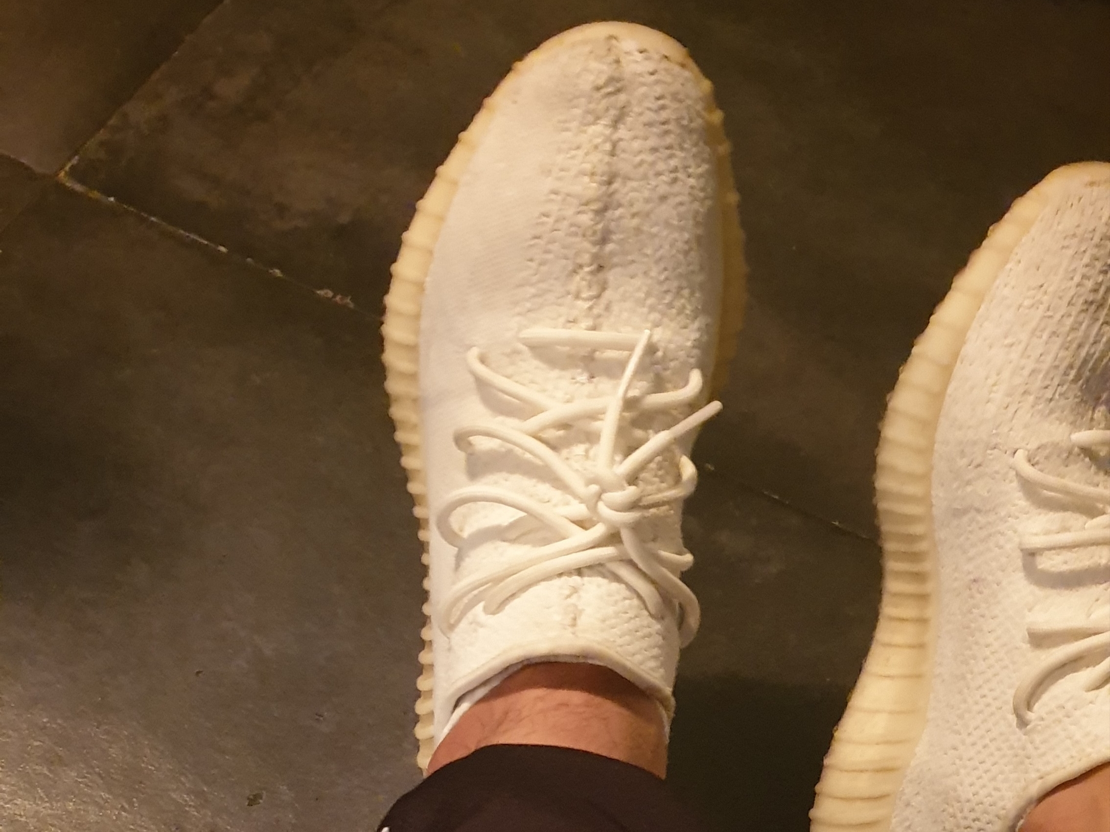 Adidas Yeezy Boost 350 V2 Cream/Triple White 착용 스타일