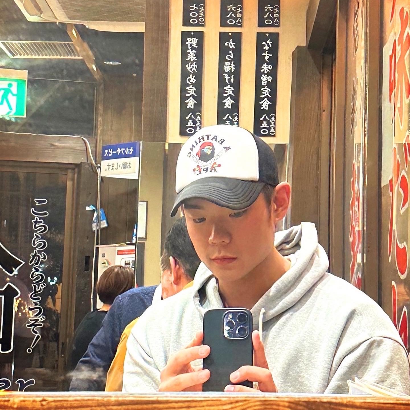 BAPE x JJJJound College Mesh Cap White Navy, Apple iPhone 14 Pro 128GB Space Black (Korean Ver.) 착용 스타일