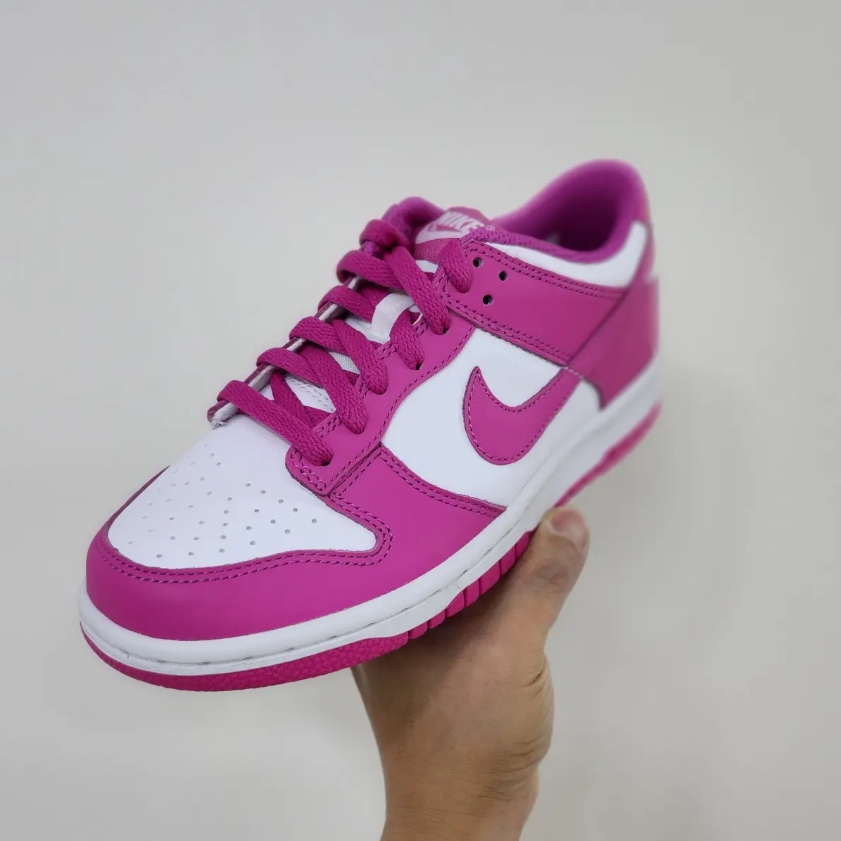 (GS) Nike Dunk Low White Active Fuchsia 착용 스타일 - 1