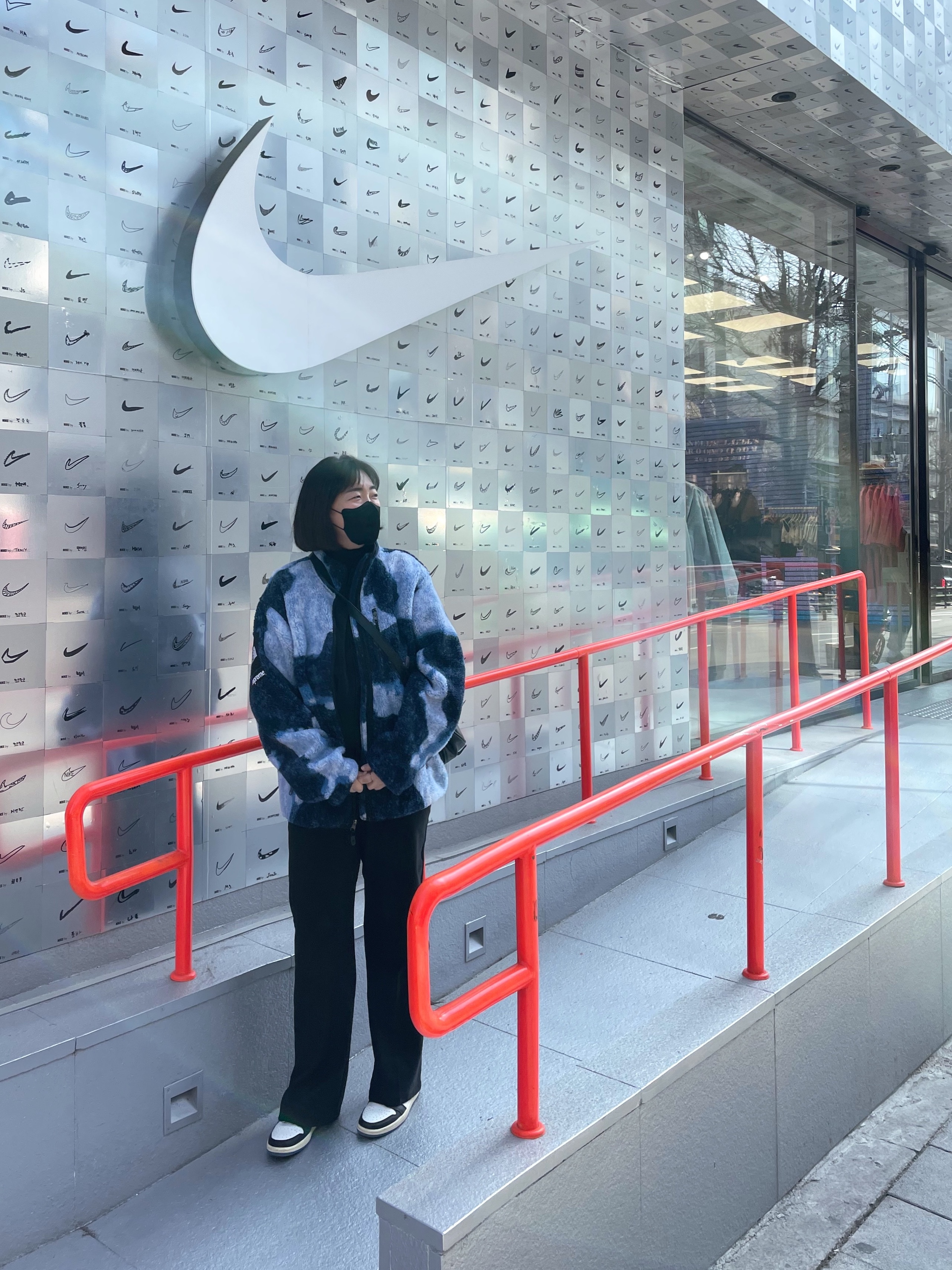 Supreme x The North Face Bleached Denim Print Fleece Jacket Indigo - 21FW, Jordan 1 x Travis Scott x Fragment Retro Low OG SP Military Blue 착용 스타일 - 2