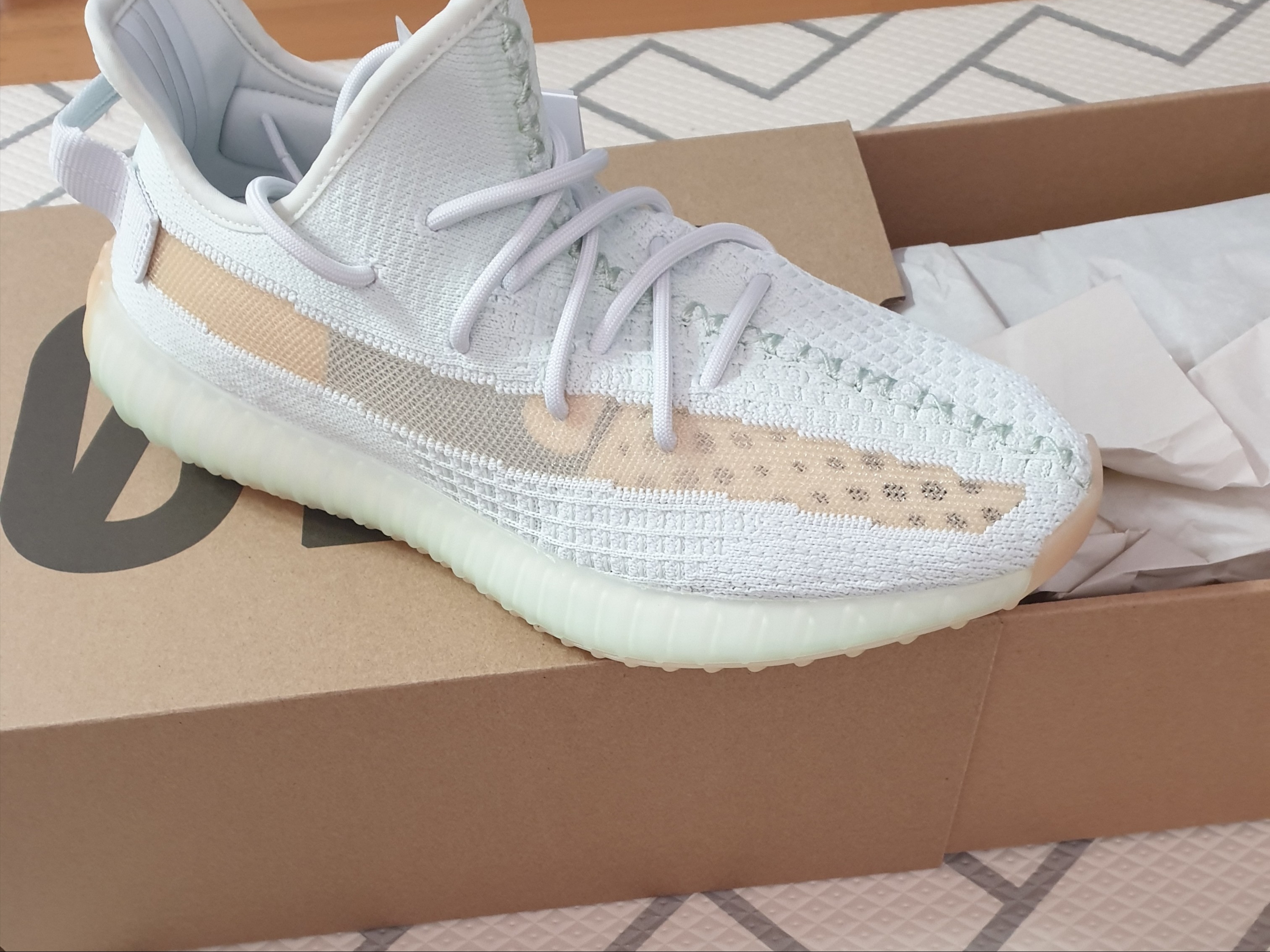 Adidas Yeezy Boost 350 V2 Hyperspace 착용 스타일