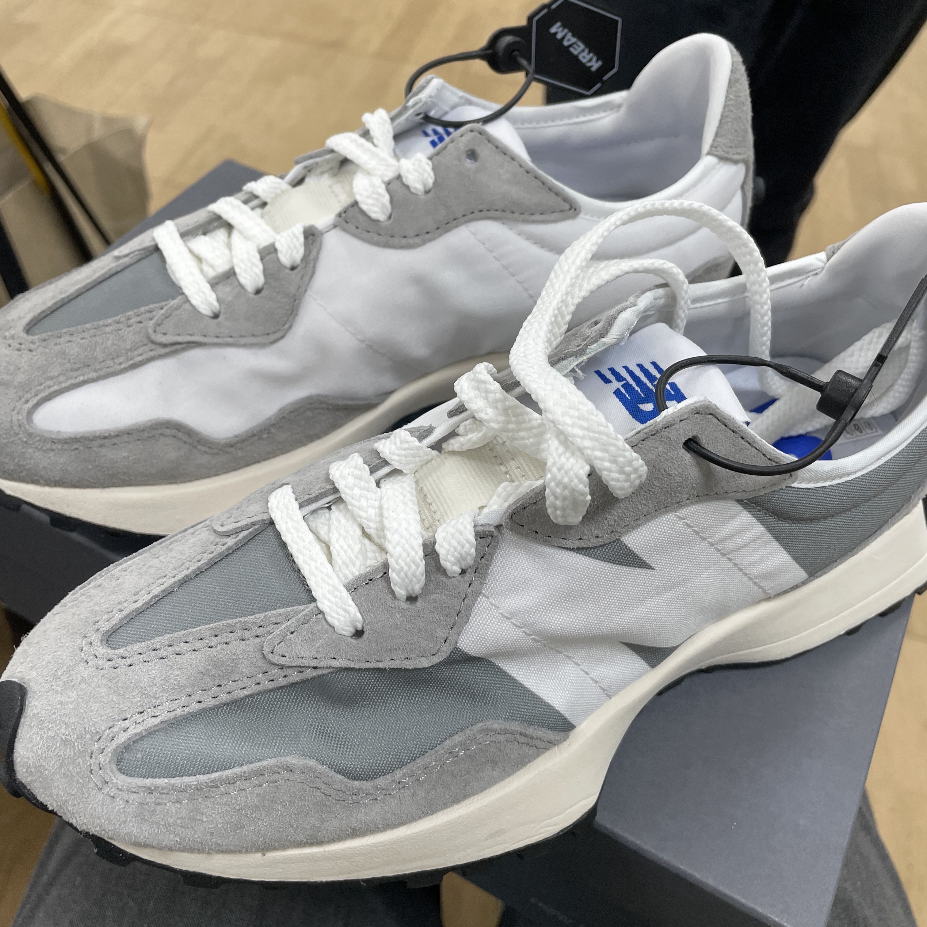 New Balance 327 Grey 착용 스타일