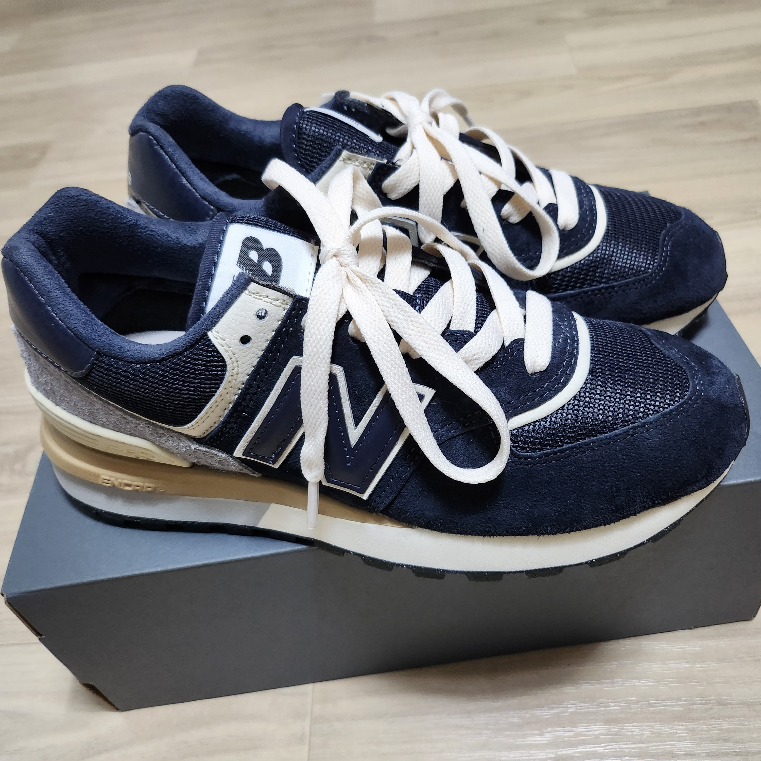 New Balance 574 Legacy Blue Navy 착용 스타일 - 1