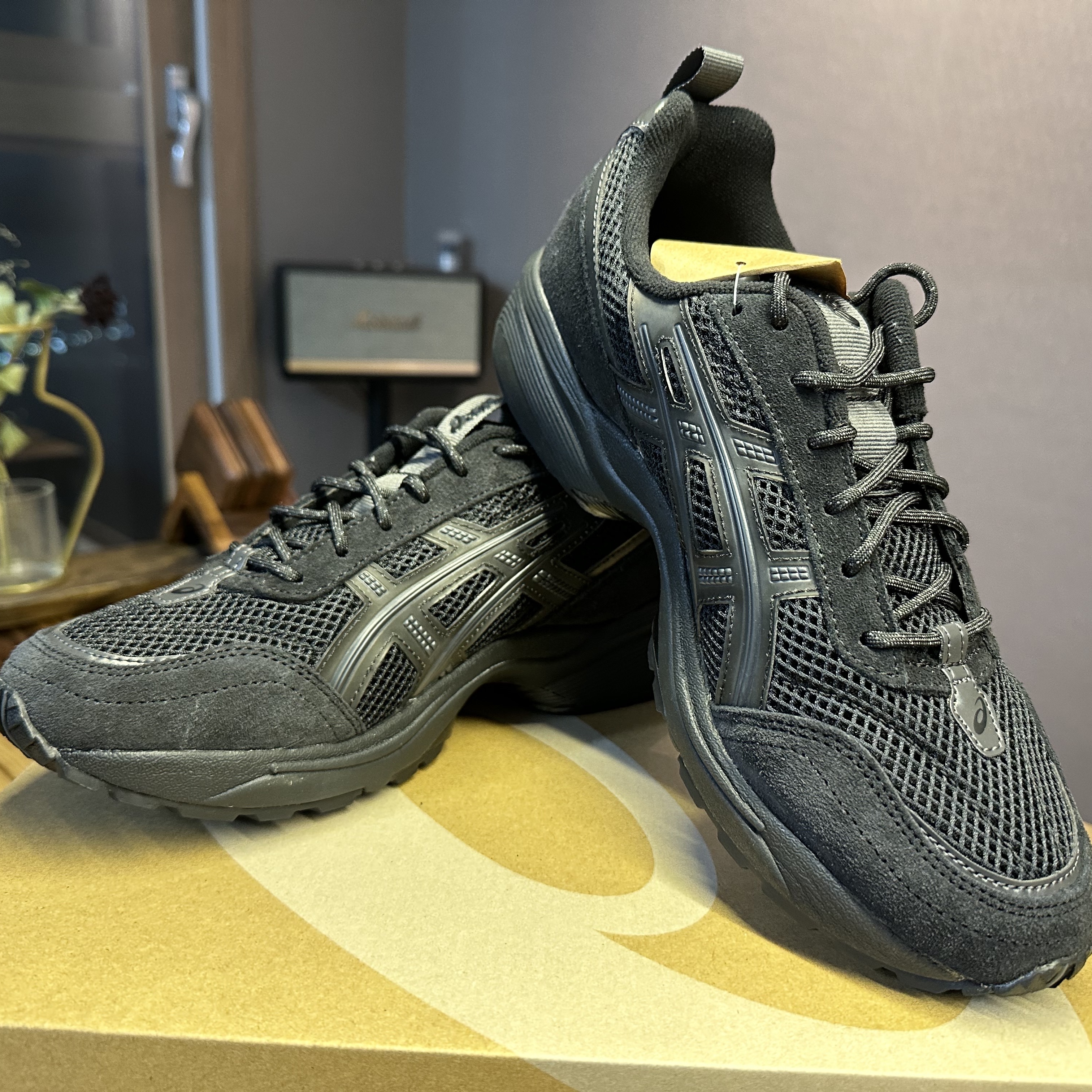 Asics Gel-1090 V2 Black 착용 스타일 - 1