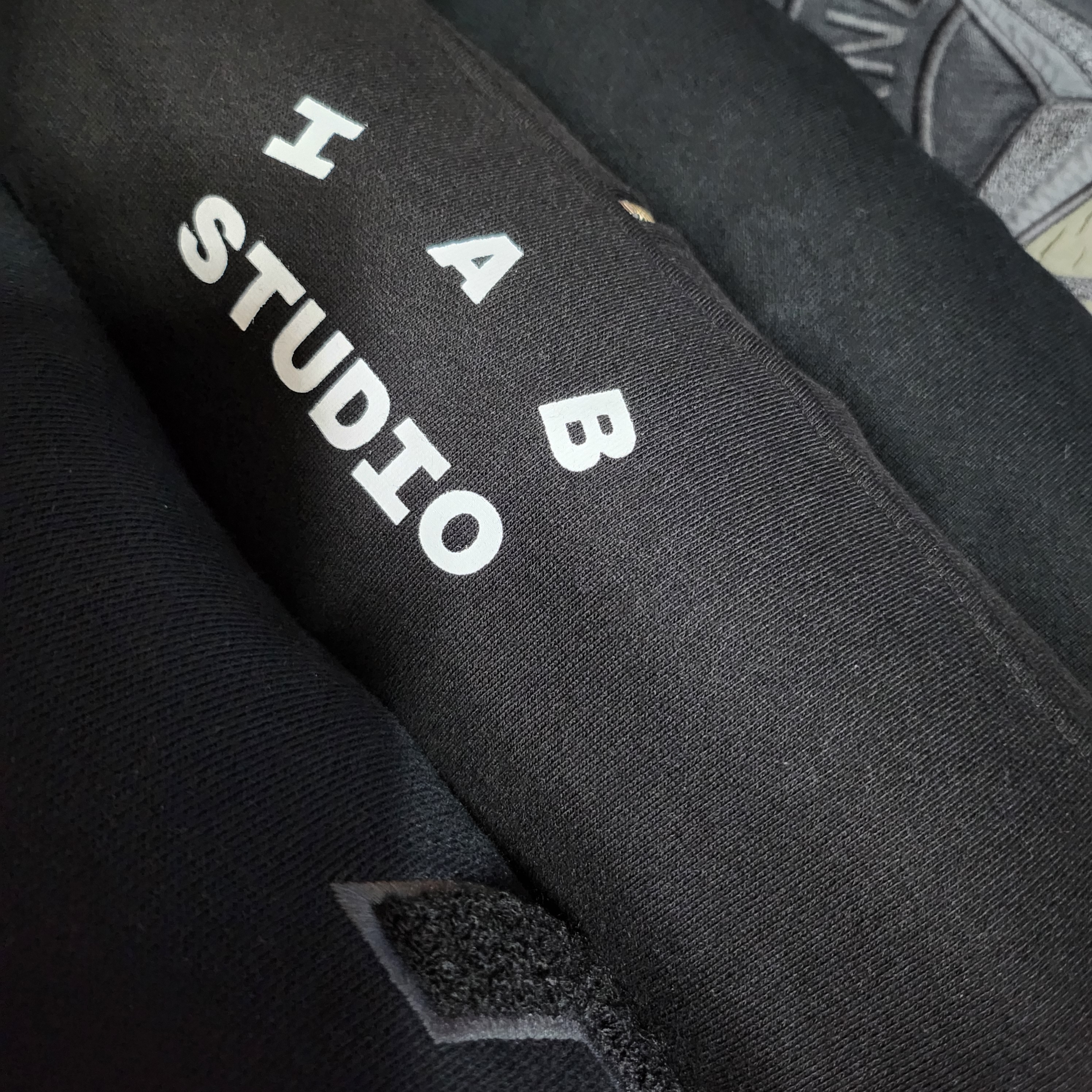 IAB Studio Half Zip-Up Black White 착용 스타일