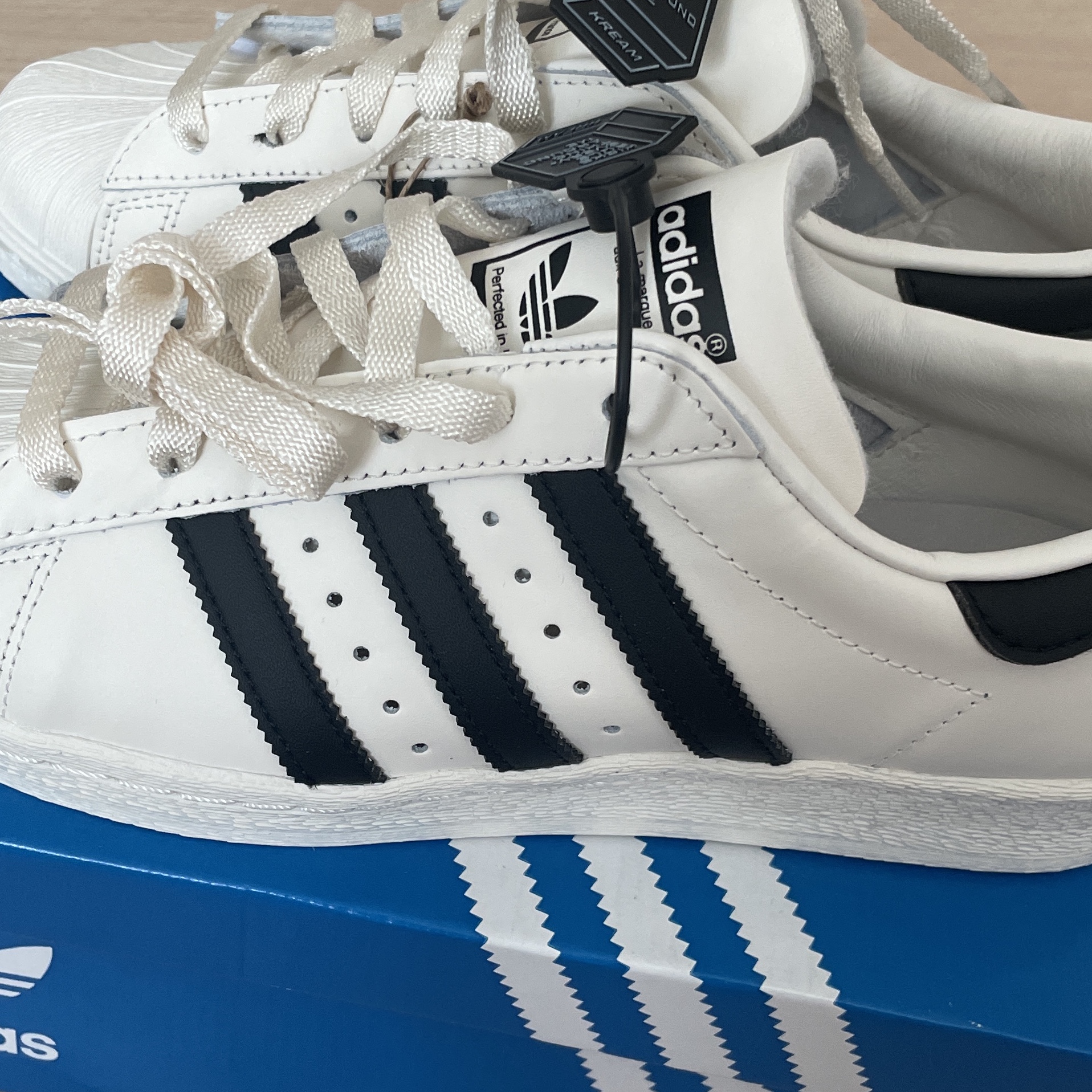 Adidas Superstar 82 White Black 착용 스타일