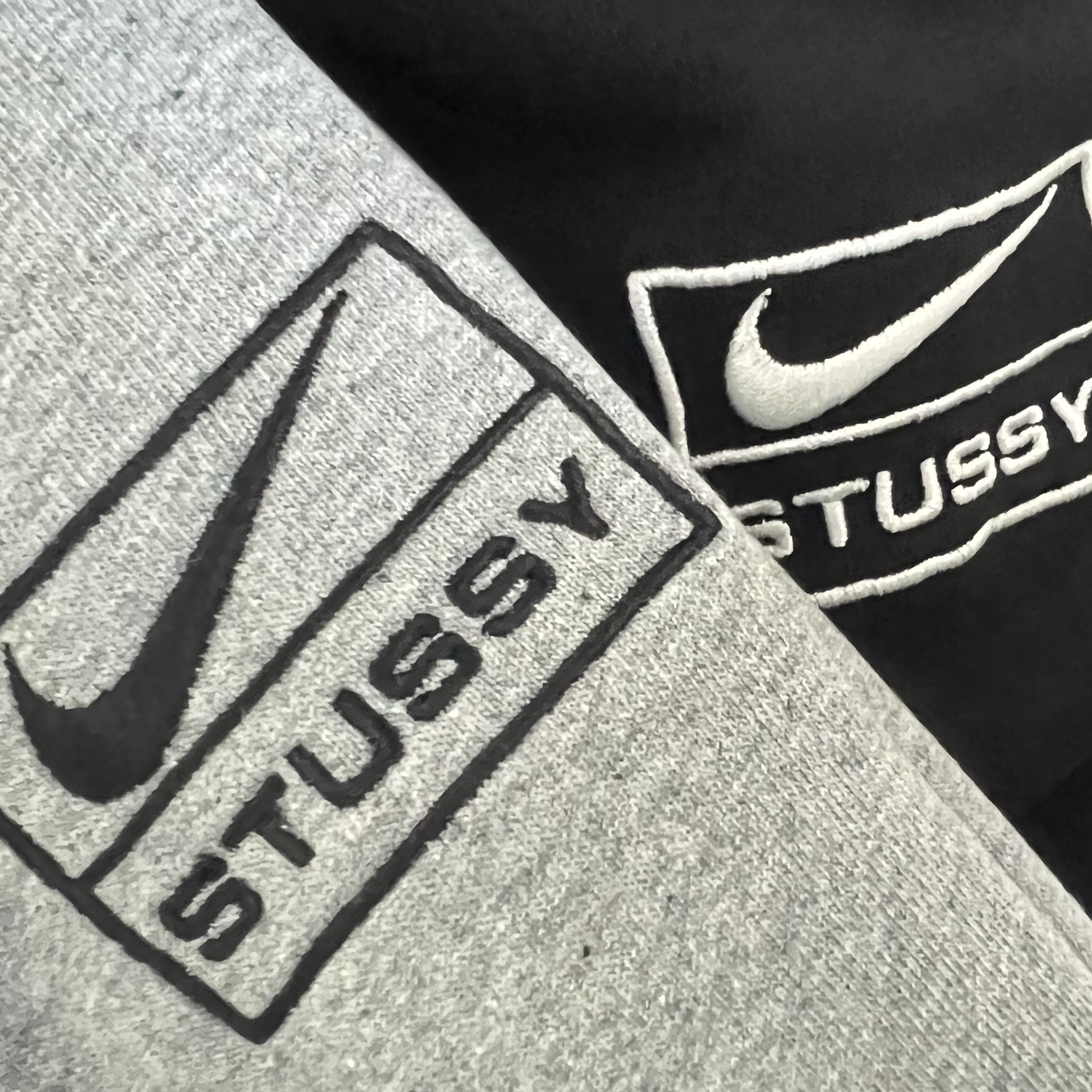 Nike x Stussy NRG Fleece Crewneck Dark Grey Heather (DO9337-063), Nike x Stussy NRG Washed Fleece Pants Black (DO5296-010) 착용 스타일