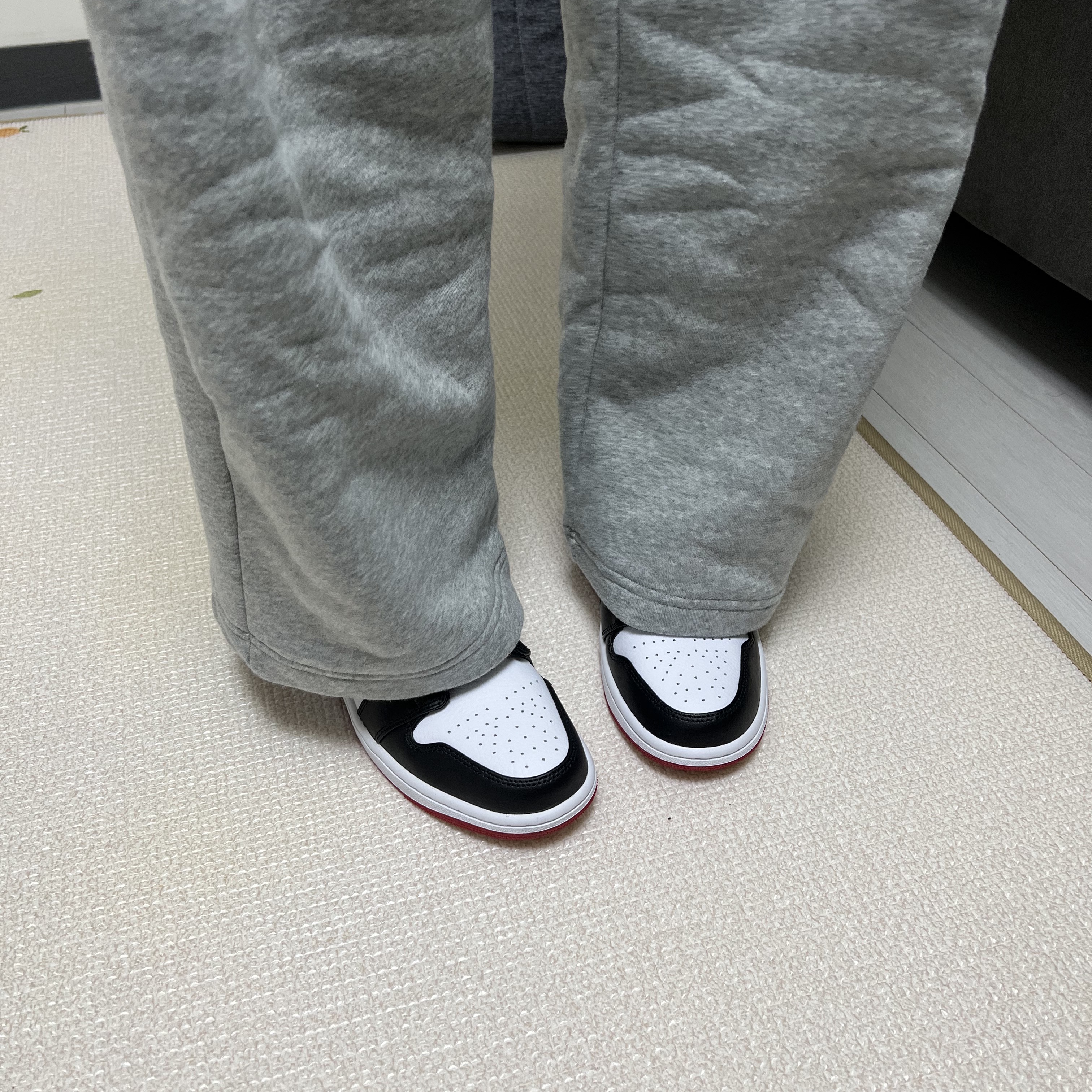 Jordan 1 Mid Gym Red Black White 착용 스타일 - 2