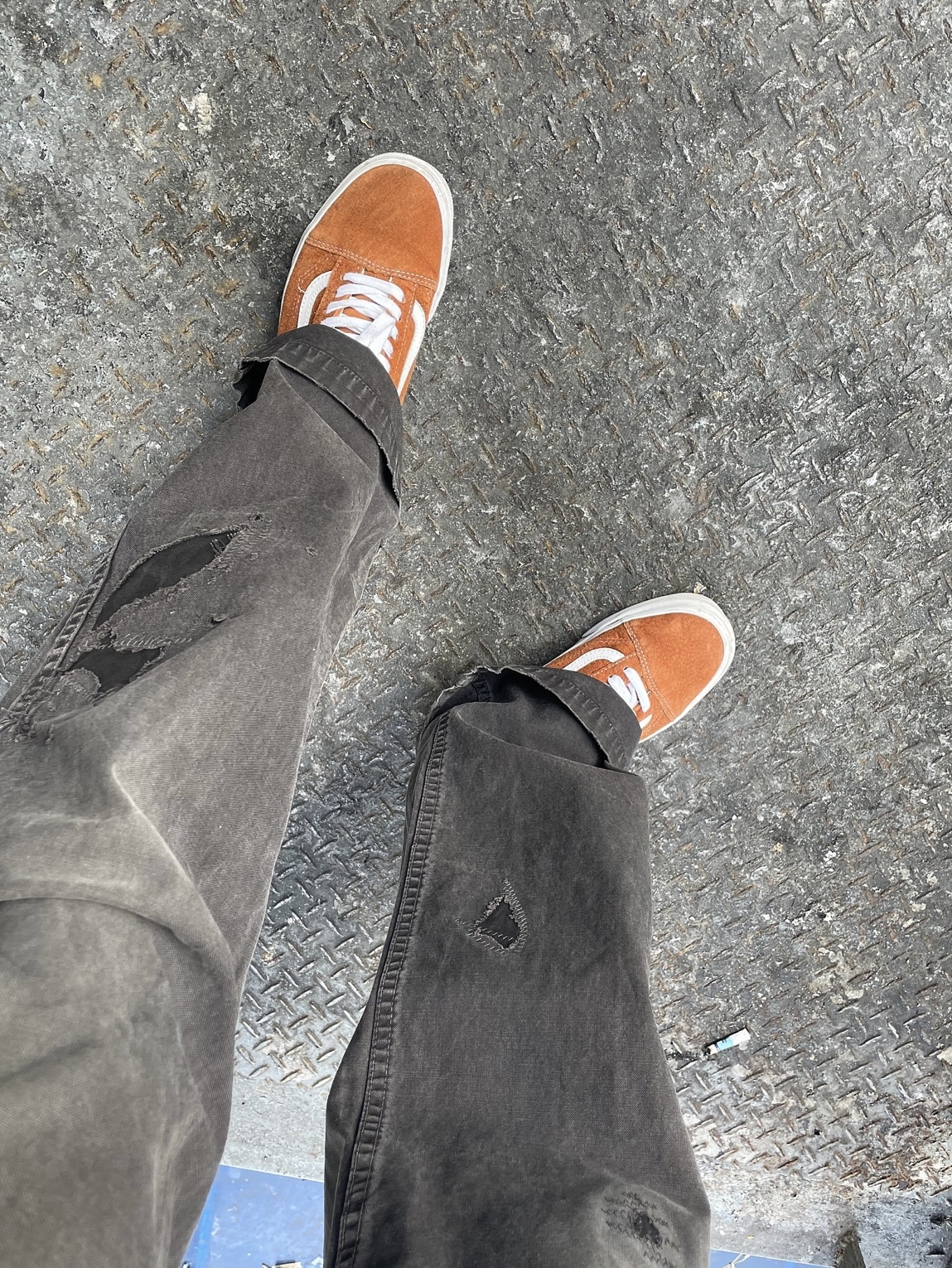 Vans Old Skool Pig Suede Jasper 착용 스타일 - 1