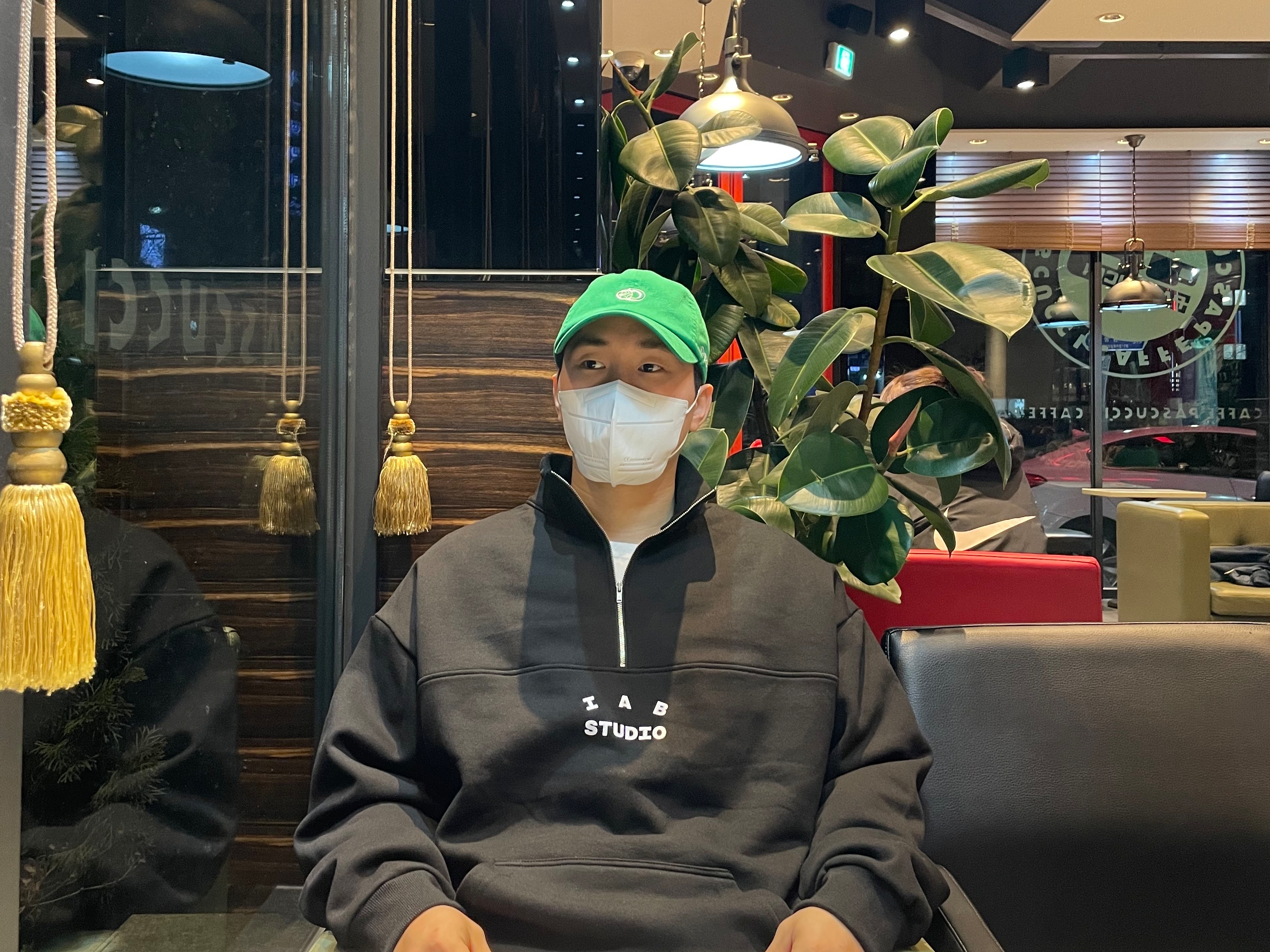 IAB Studio Half Zip-Up Black White 착용 스타일