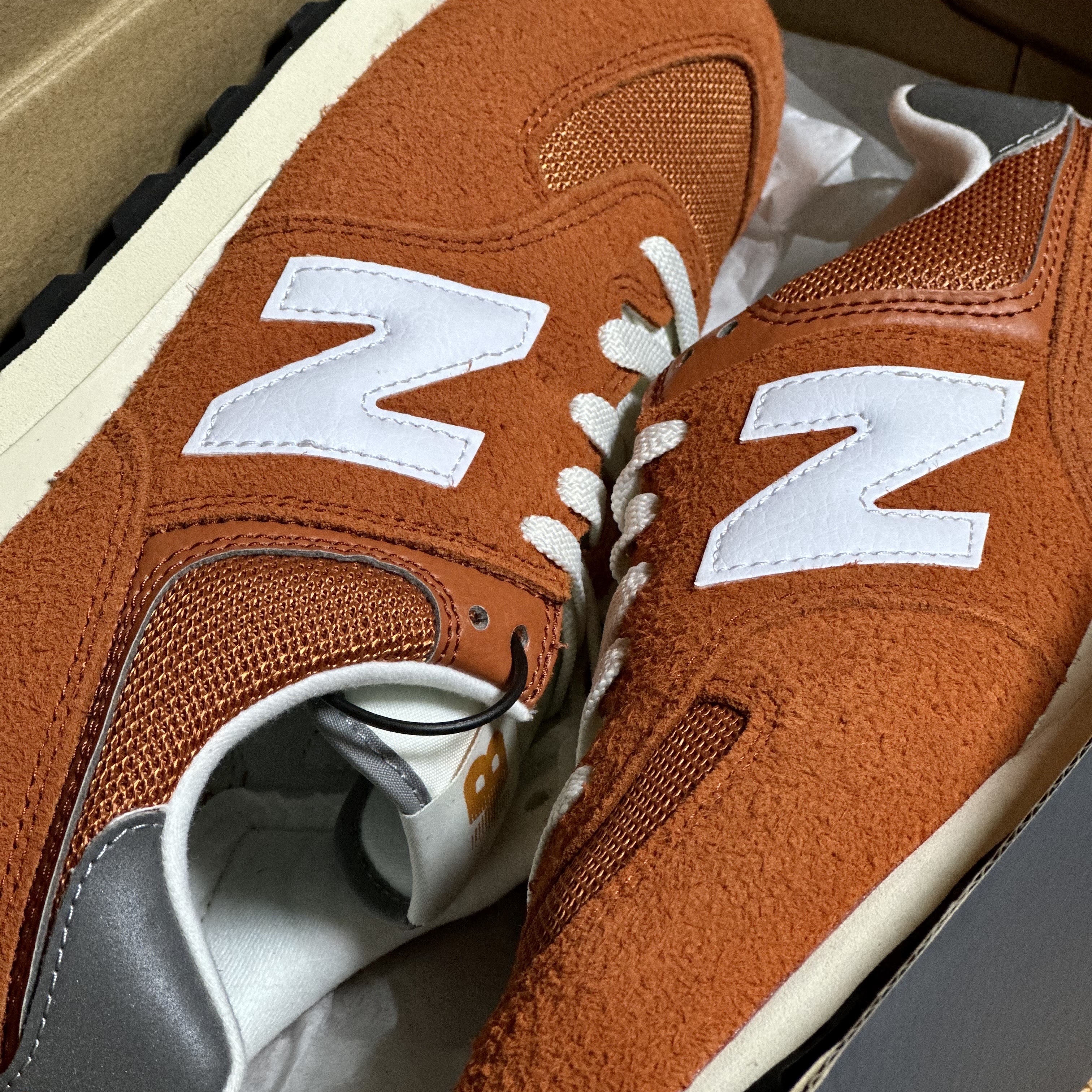 New Balance 574 Heritage Orange Burst White 착용 스타일 - 1