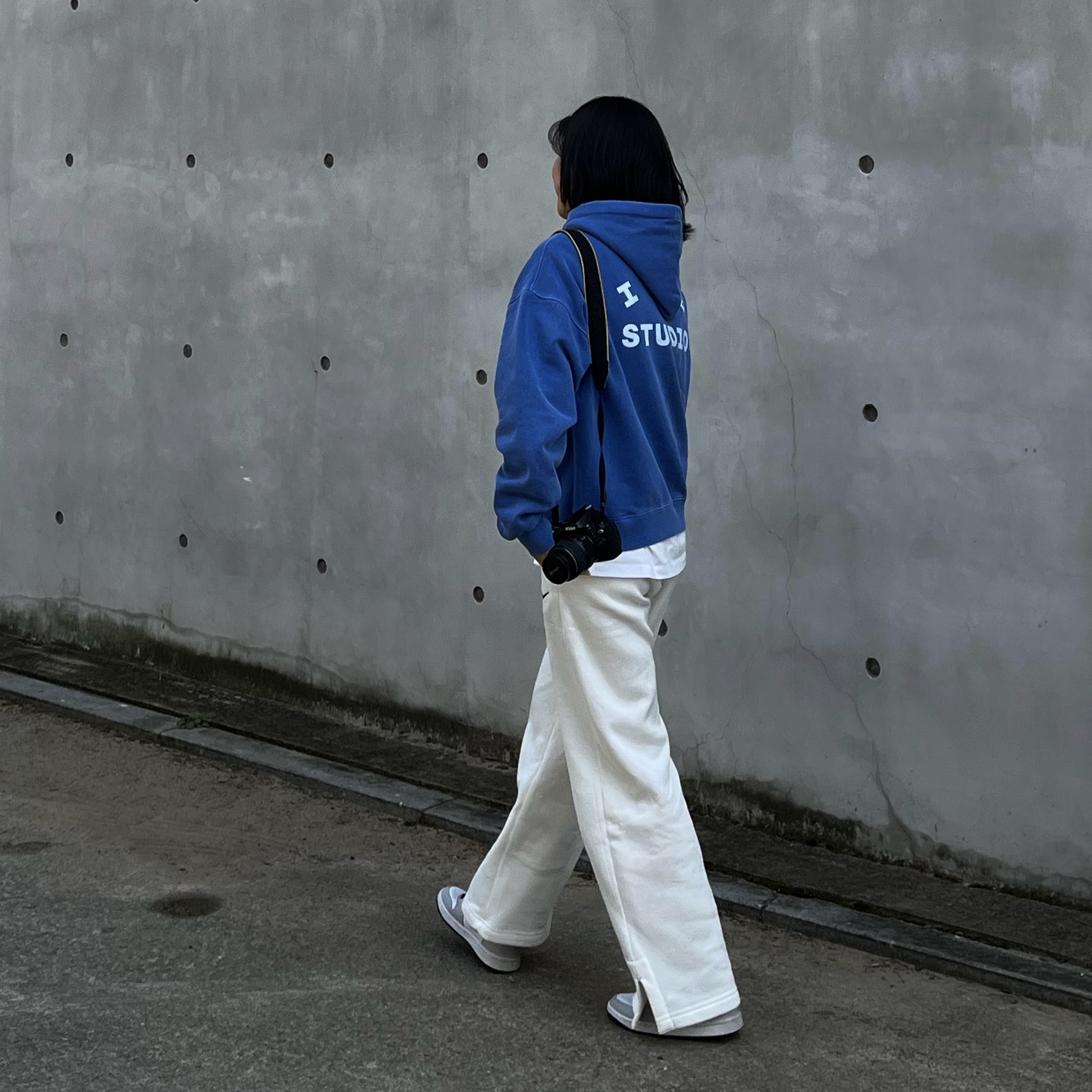 (W) Jordan 1 Mid Grey Fog, IAB Studio Pigment Hoodie Royal Blue - 22FW 착용 스타일 - 1