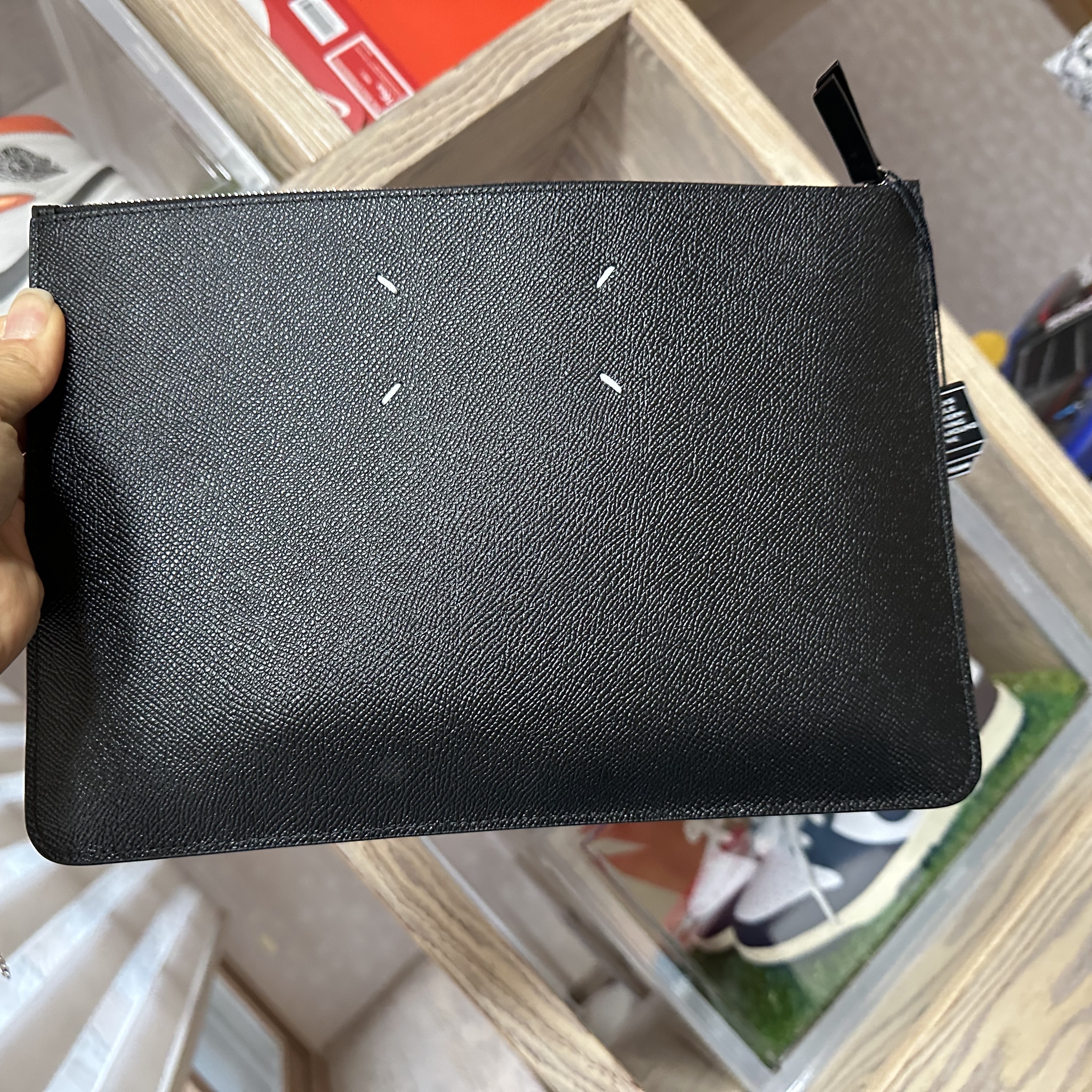 Maison Margiela Bovine Leather Large Pouch Black 착용 스타일 - 2
