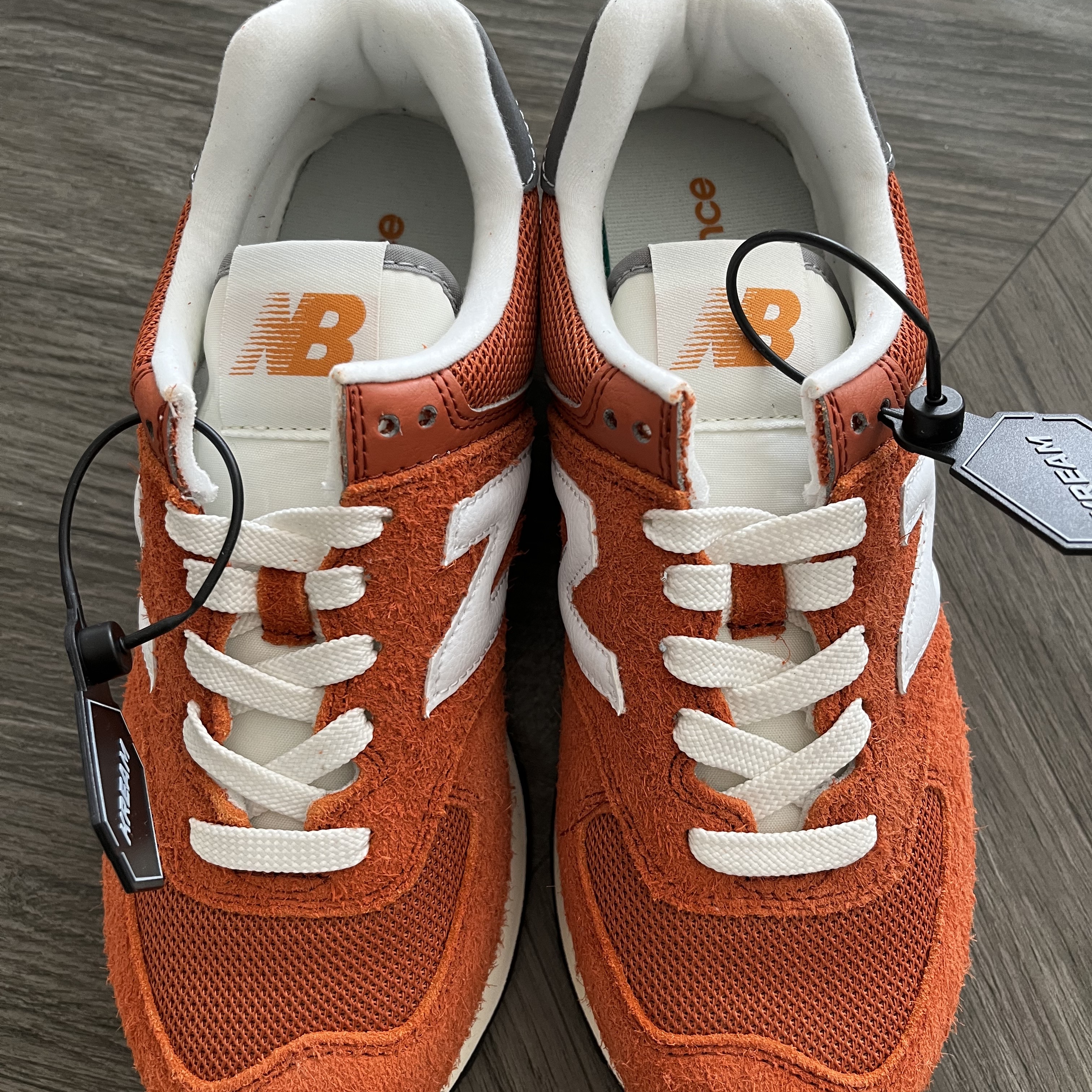 New Balance 574 Heritage Orange Burst White 착용 스타일 - 1
