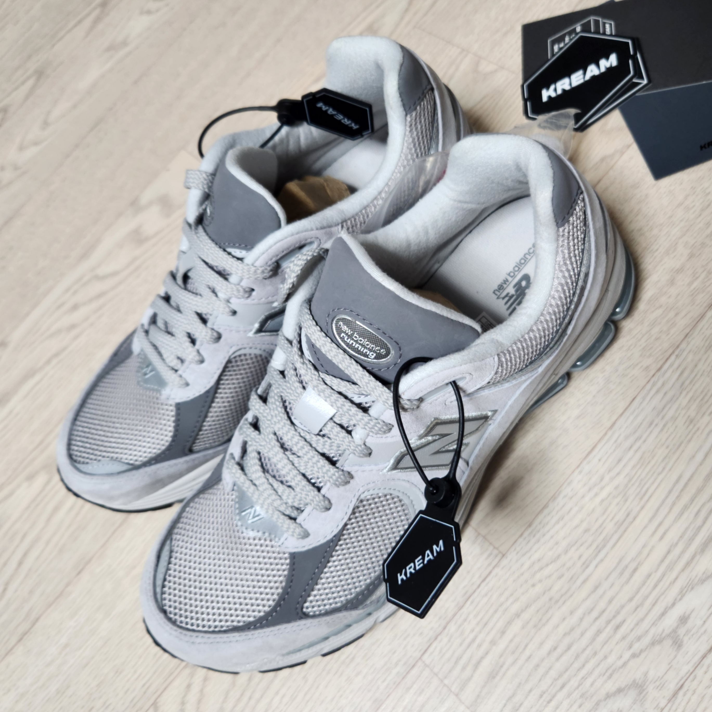 New Balance 2002R T2 Gray 착용 스타일 - 1