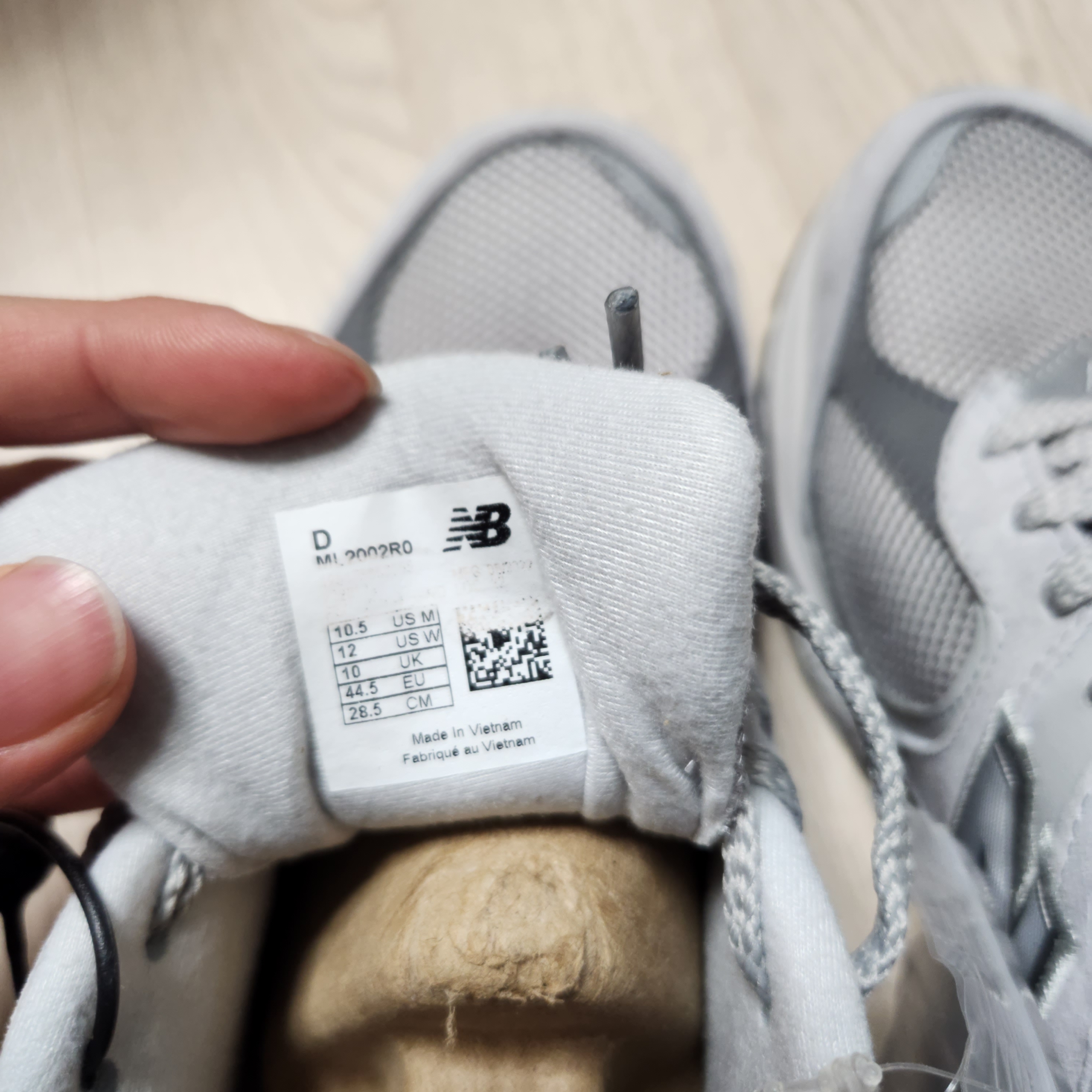 New Balance 2002R T2 Gray 착용 스타일 - 2