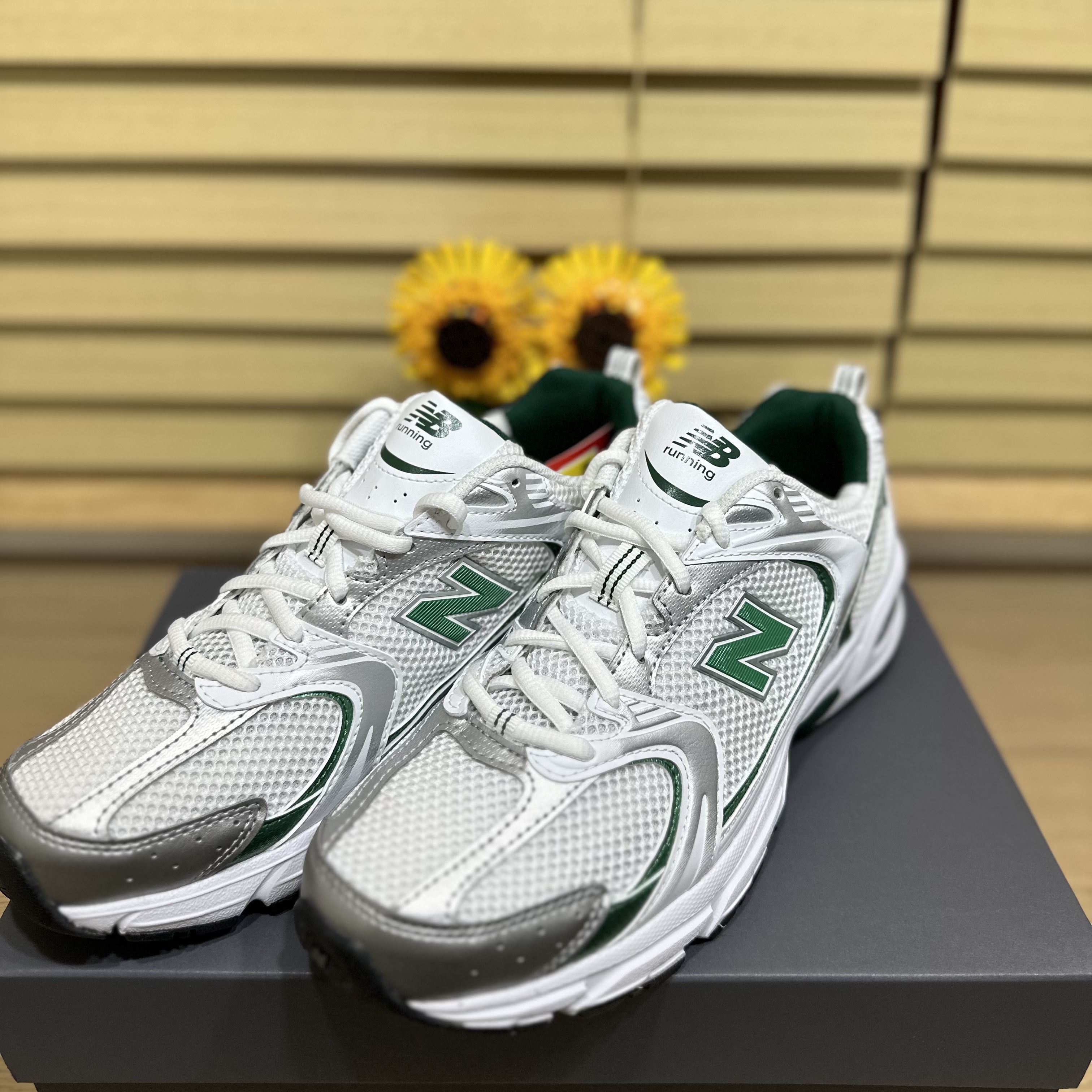 New Balance 530 White Nightwatch Green 착용 스타일