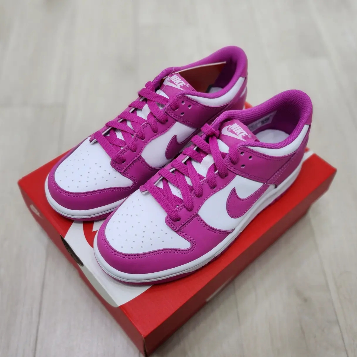 (GS) Nike Dunk Low White Active Fuchsia 착용 스타일 - 2