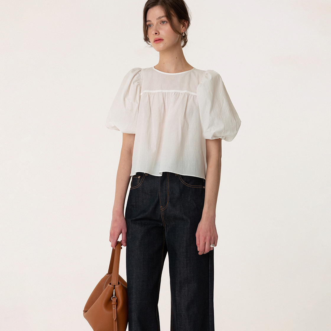 킨더살몬 우먼 시어서커 퍼프 슬리브 블라우스 오프 화이트(Kindersalmon Women Seersucker Puff Sleeve Blouse Off White) - 3