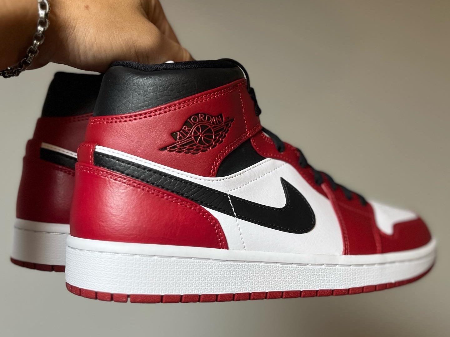 Jordan 1 Mid Chicago 2020 착용 스타일 - 1
