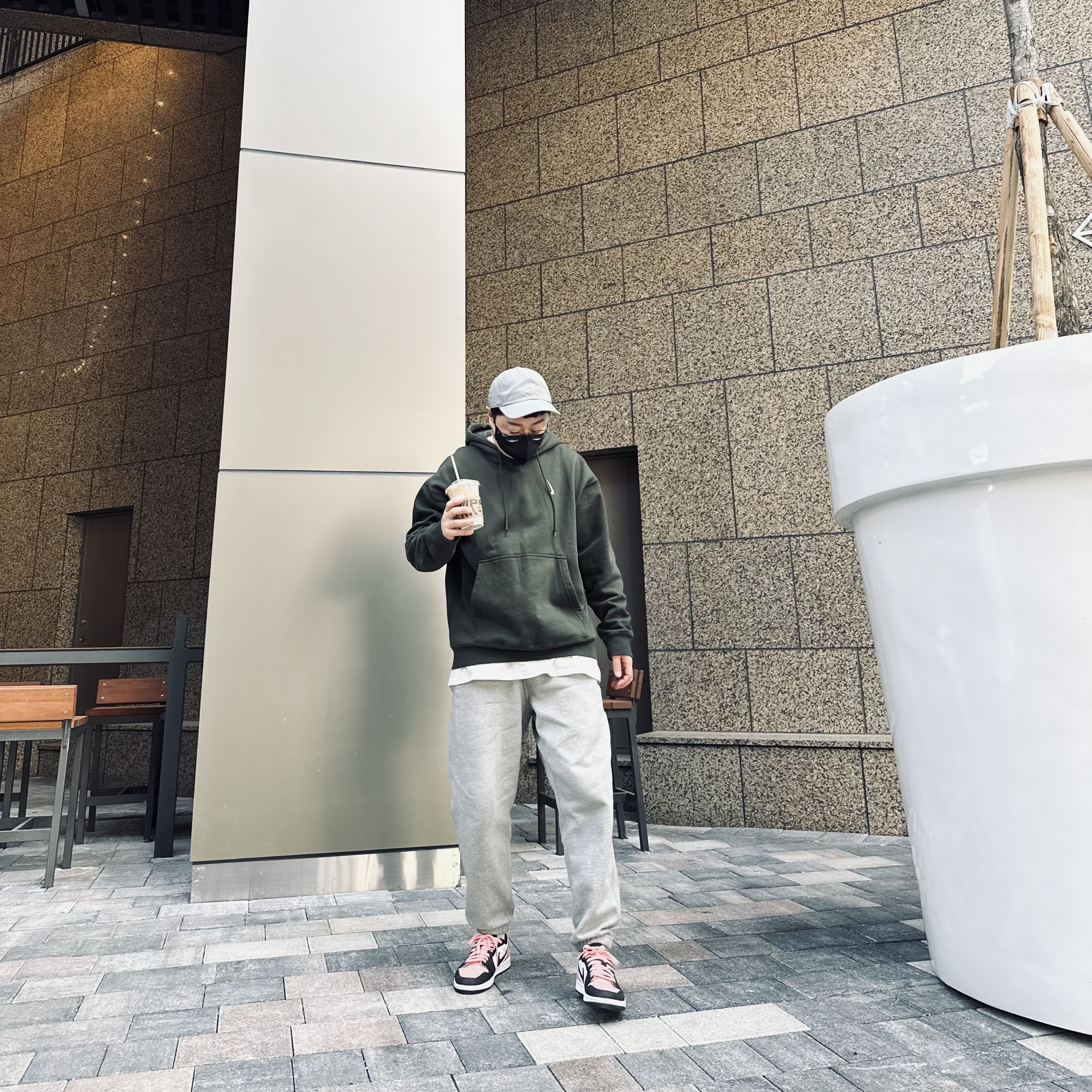 Nike Heritage 86 Futura Washed Cap Particle Grey, Nike x Billie Eilish NRG Fleece Hoodie Sequoia - US/EU 착용 스타일 - 2