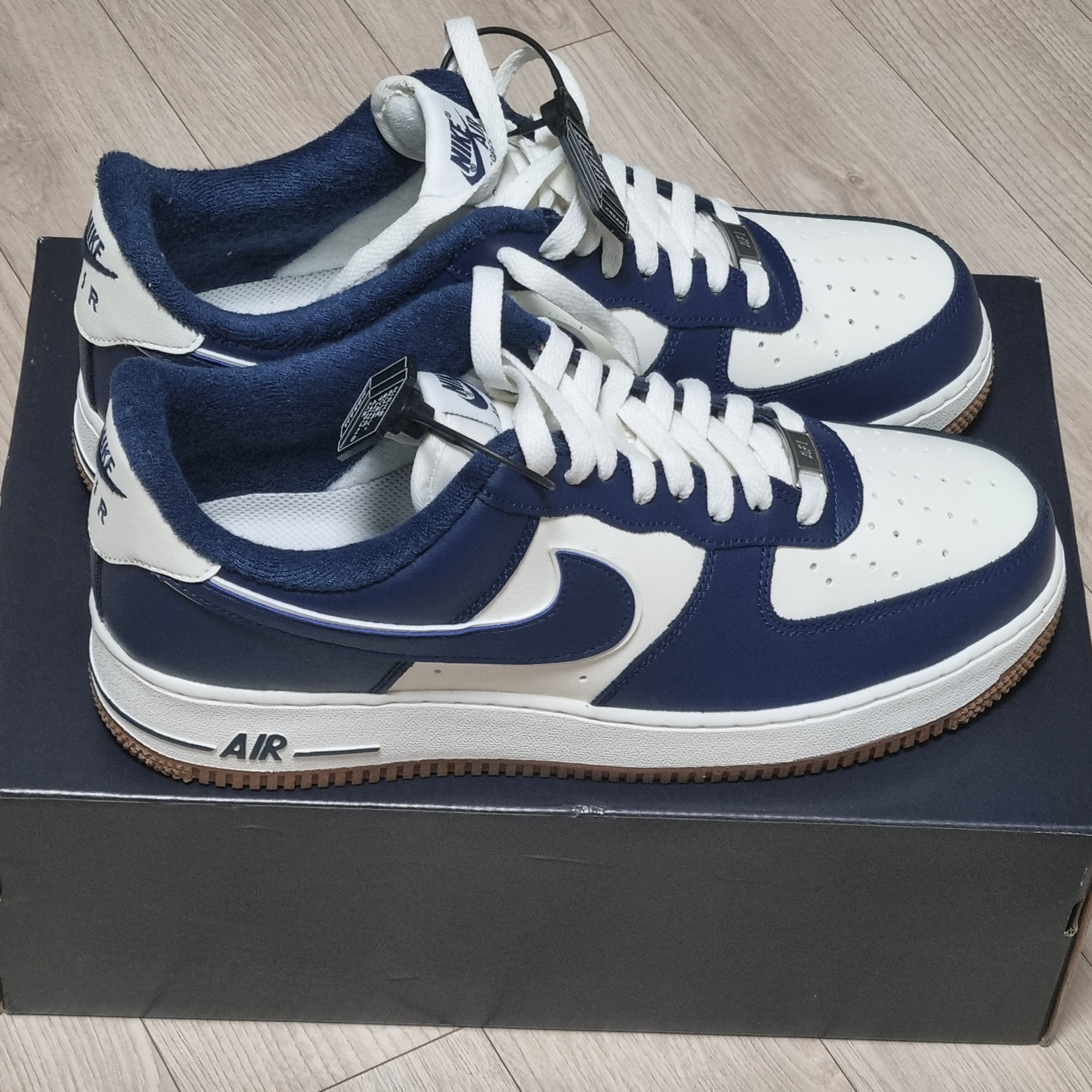 Nike Air Force 1 '07 LV8 Midnight Navy 착용 스타일