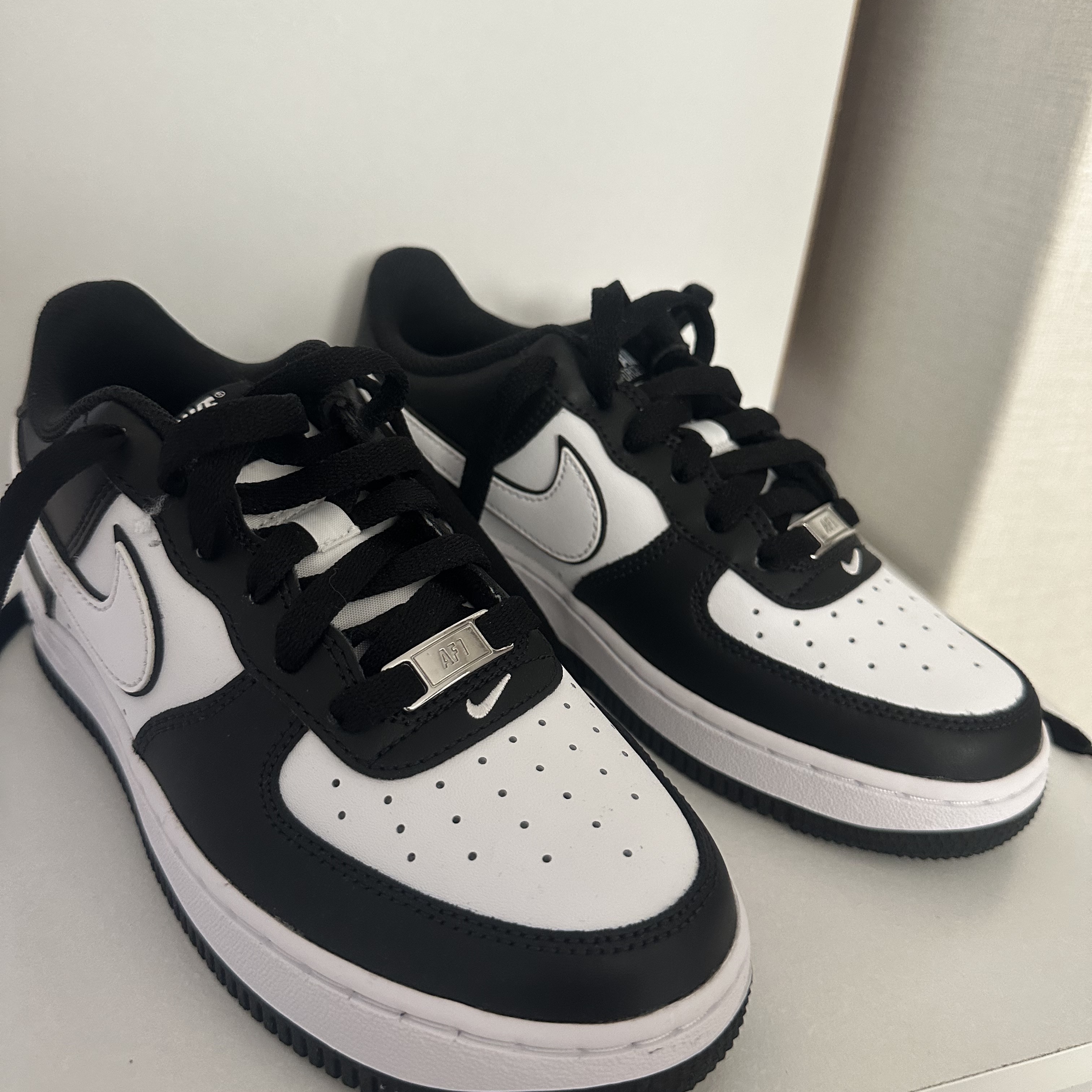 (GS) Nike Air Force 1 LV8 2 Black White 착용 스타일