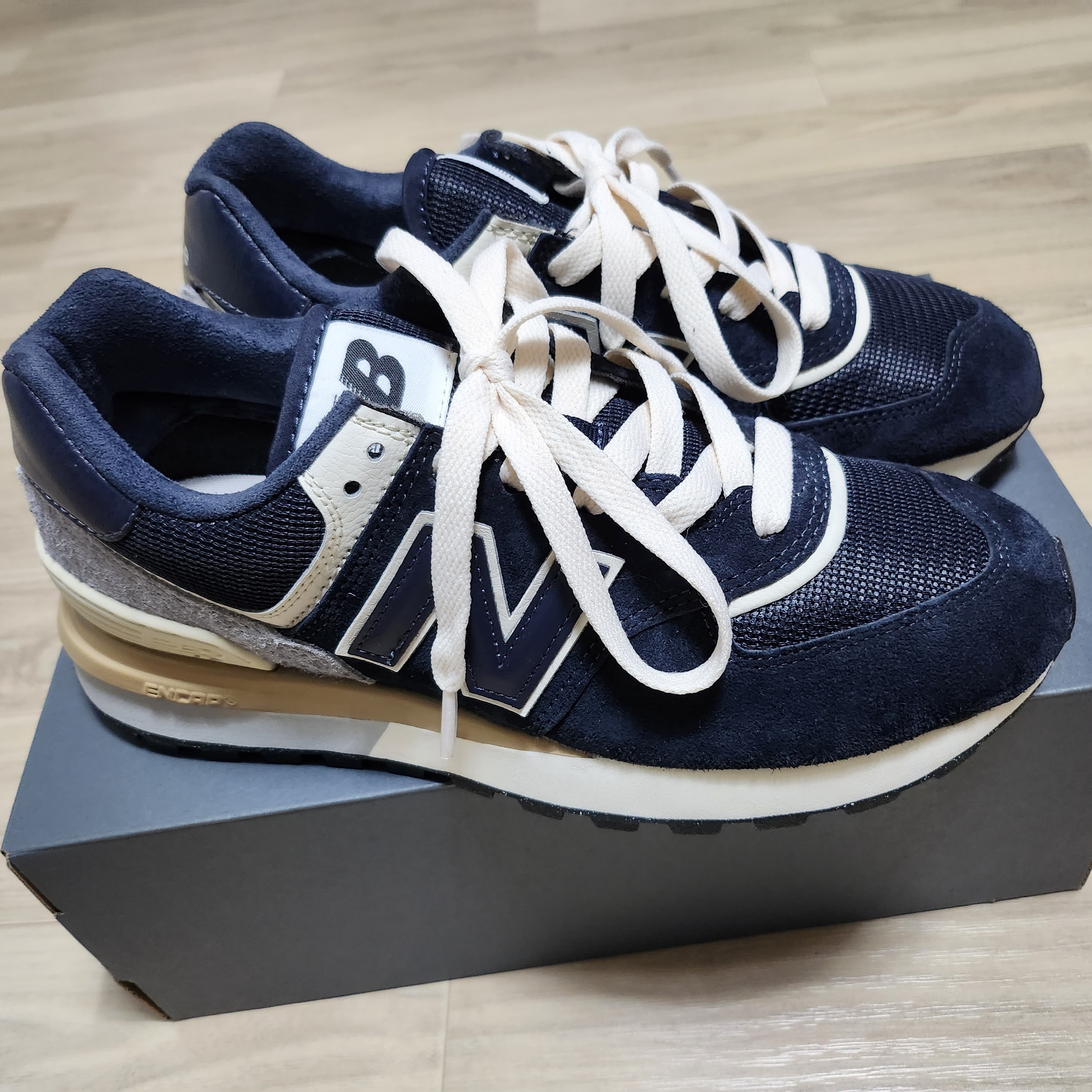 New Balance 574 Legacy Blue Navy 착용 스타일 - 2