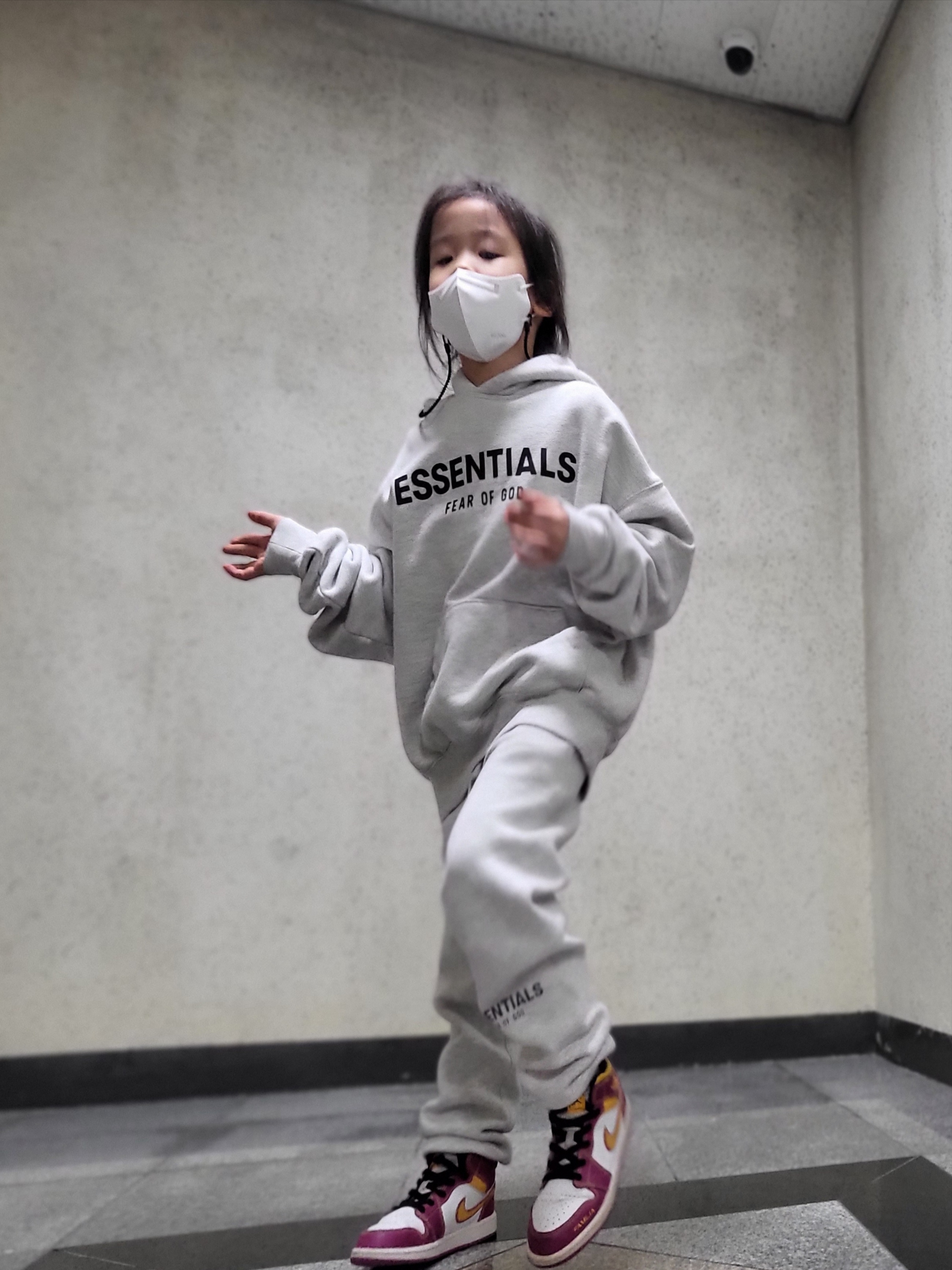 (Kids) Essentials Pull-Over Hoodie Oatmeal - 21SS, (Kids) Essentials The Core Collection Sweatpants Light Oatmeal 착용 스타일