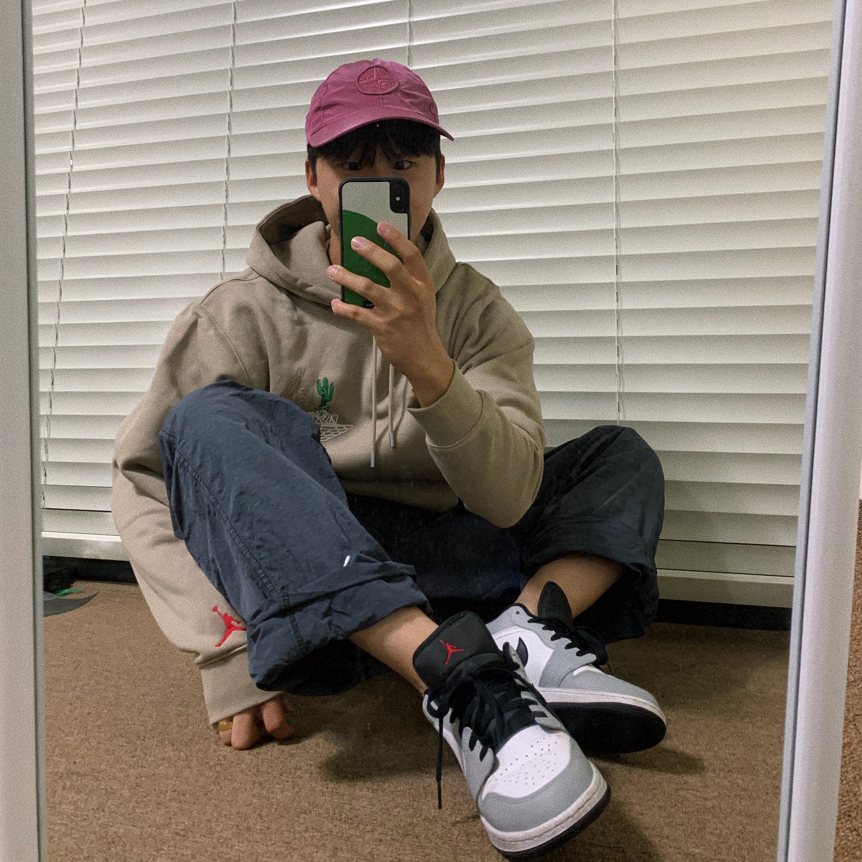 Stone Island 99576 Nylon Metal 6-Panel Cap Cyclamen - 22SS, Jordan 1 Low Light Smoke Grey 착용 스타일