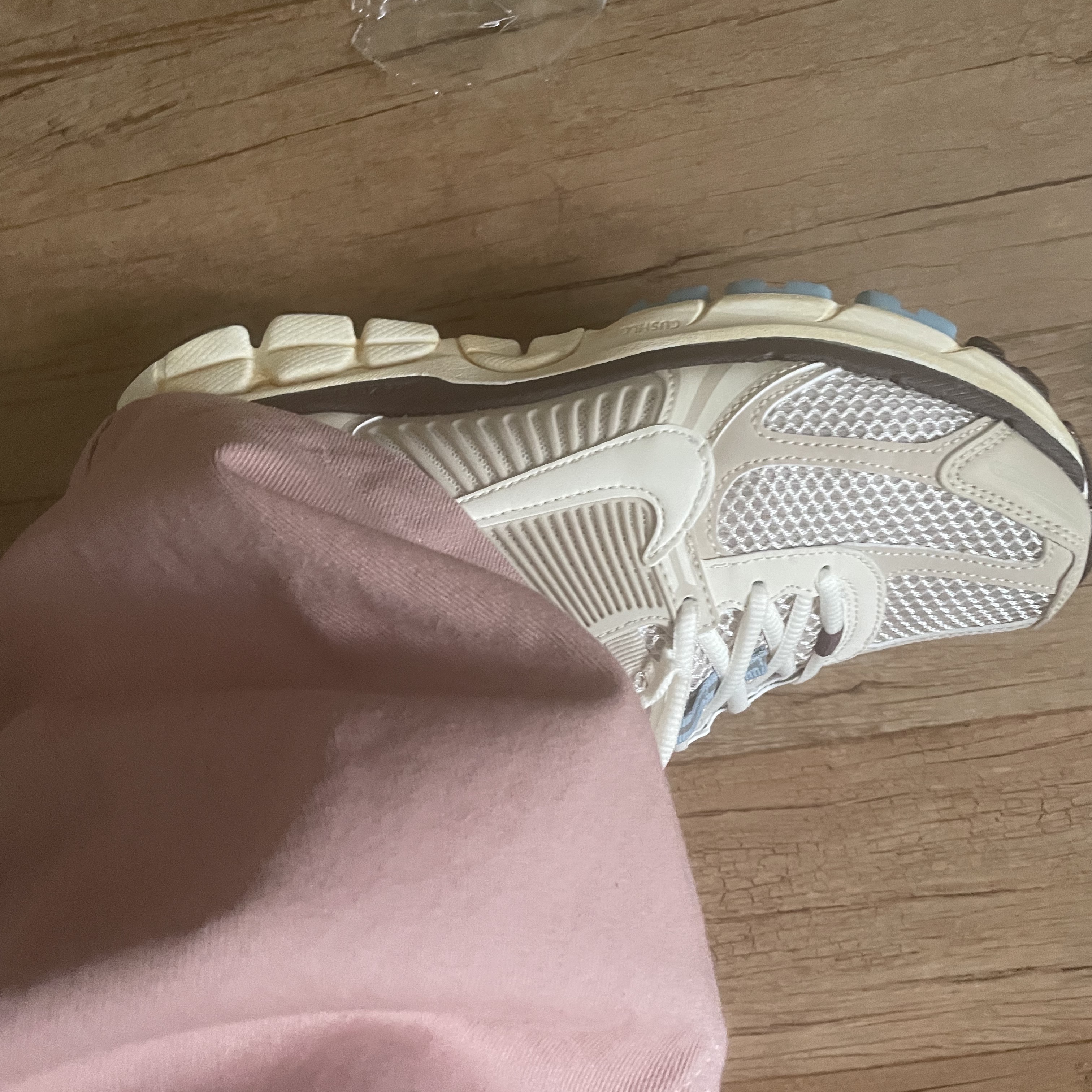 (W) Nike Zoom Vomero 5 Oatmeal 착용 스타일