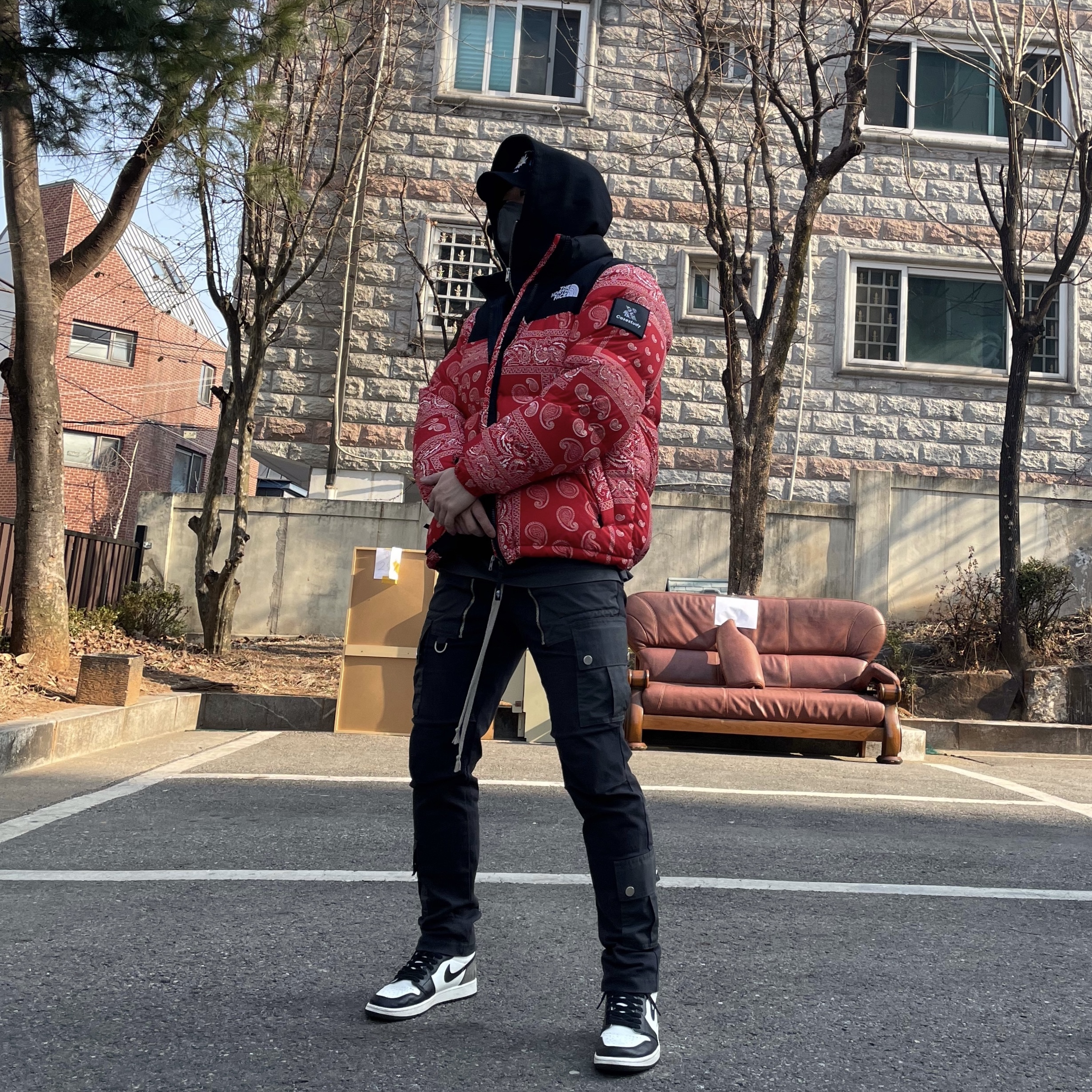 Jordan 1 Retro High OG Black Mocha, The North Face Nuptse Down Jacket Red 착용 스타일 - 3