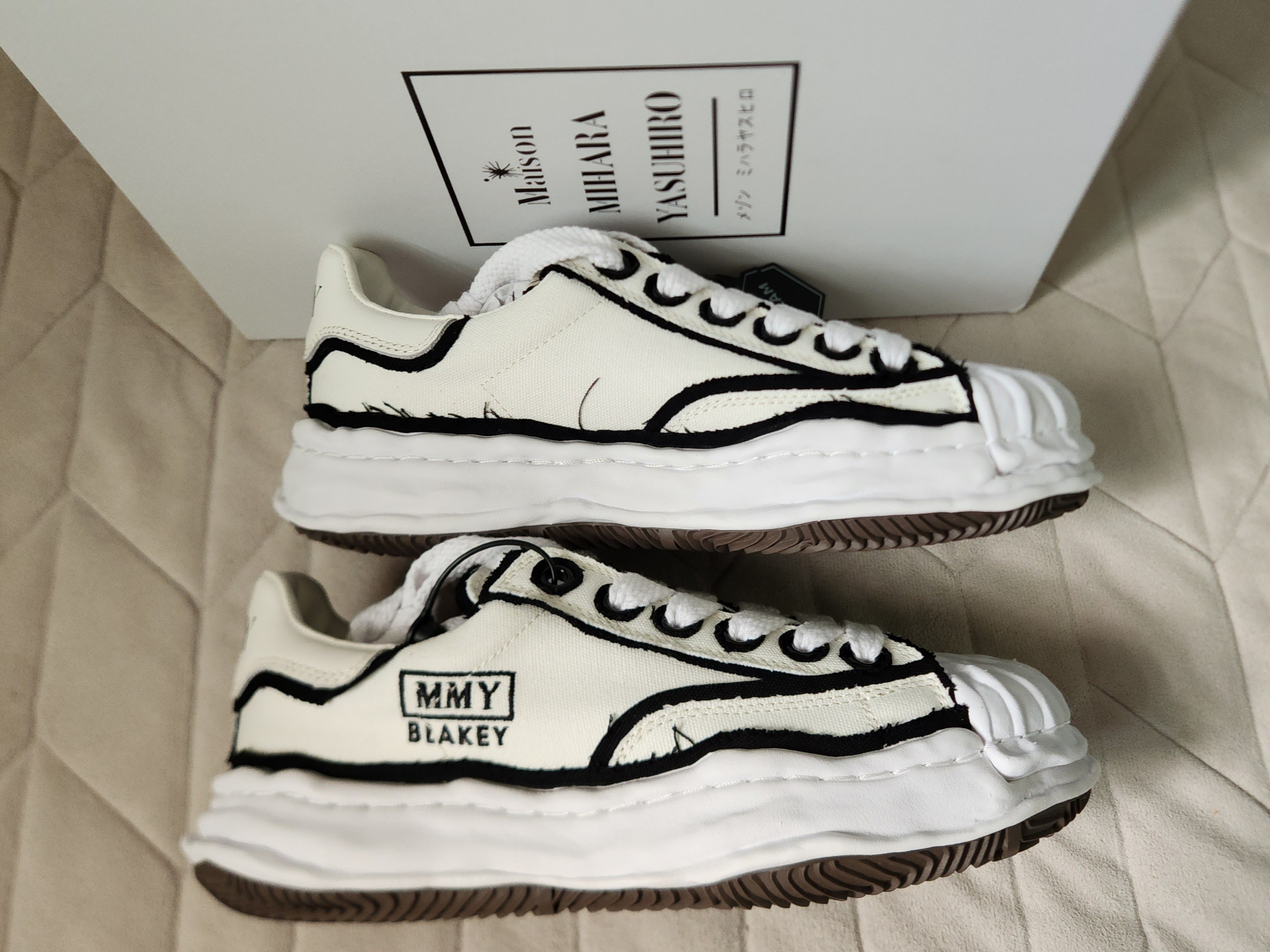 Maison Mihara Yasuhiro Blakey OG Sole OH Canvas Low-top Sneakers White 착용 스타일 - 3