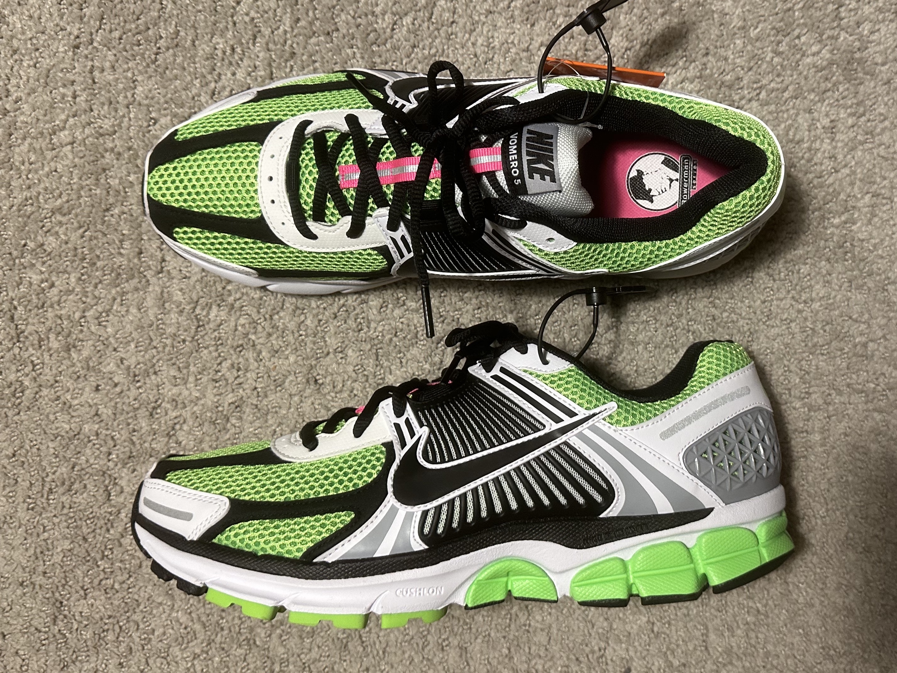 Nike Zoom Vomero 5 Electric Green Black 착용 스타일 - 2