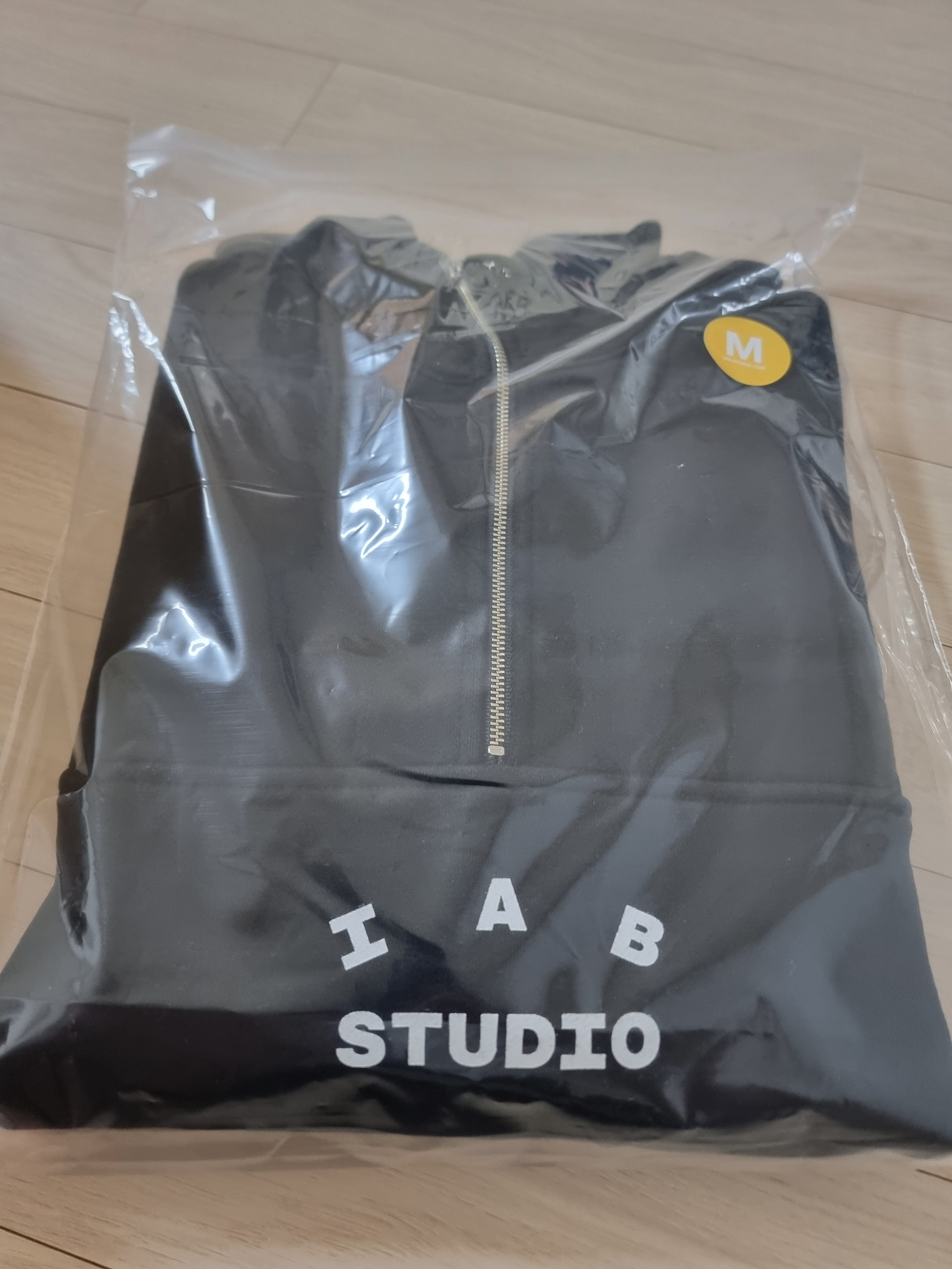 IAB Studio Half Zip-Up Black White 착용 스타일