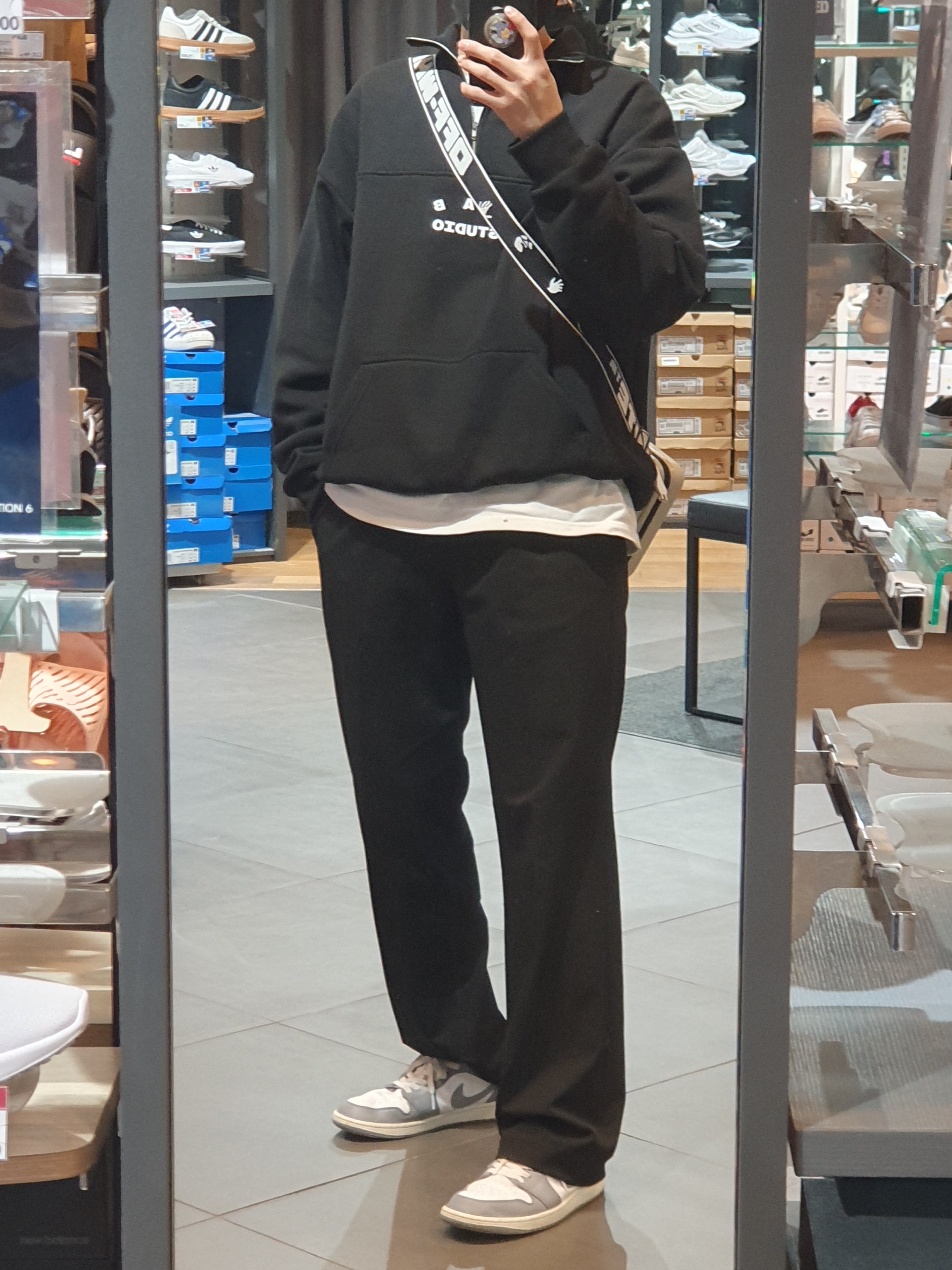 IAB Studio Half Zip-Up Black White, Jordan 1 Low Stealth and White 착용 스타일