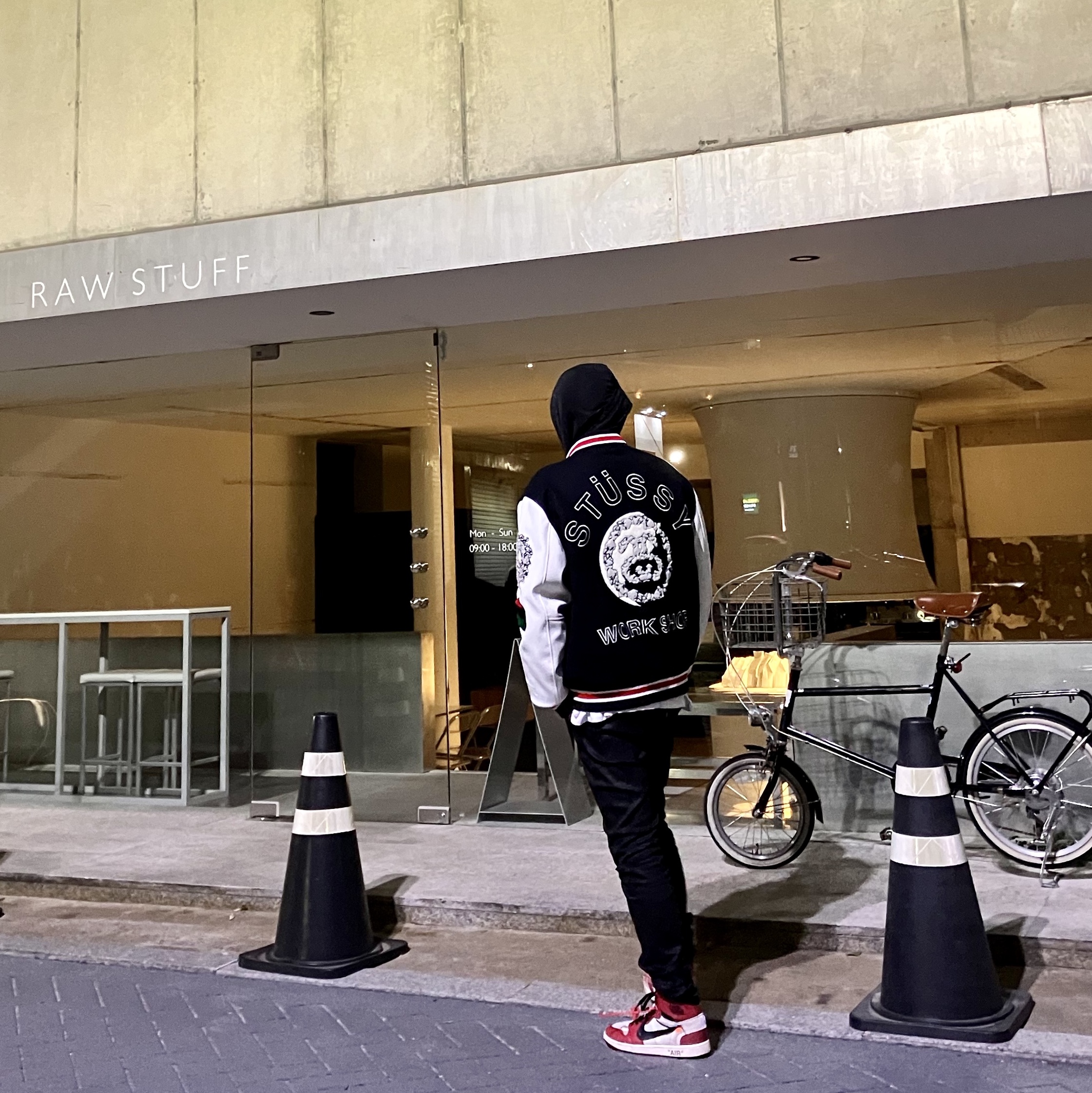 Jordan 1 x Off-White Retro High Chicago The Ten, Stussy x Our Legacy x Denim Tears TTL Varsity Jacket Black 착용 스타일