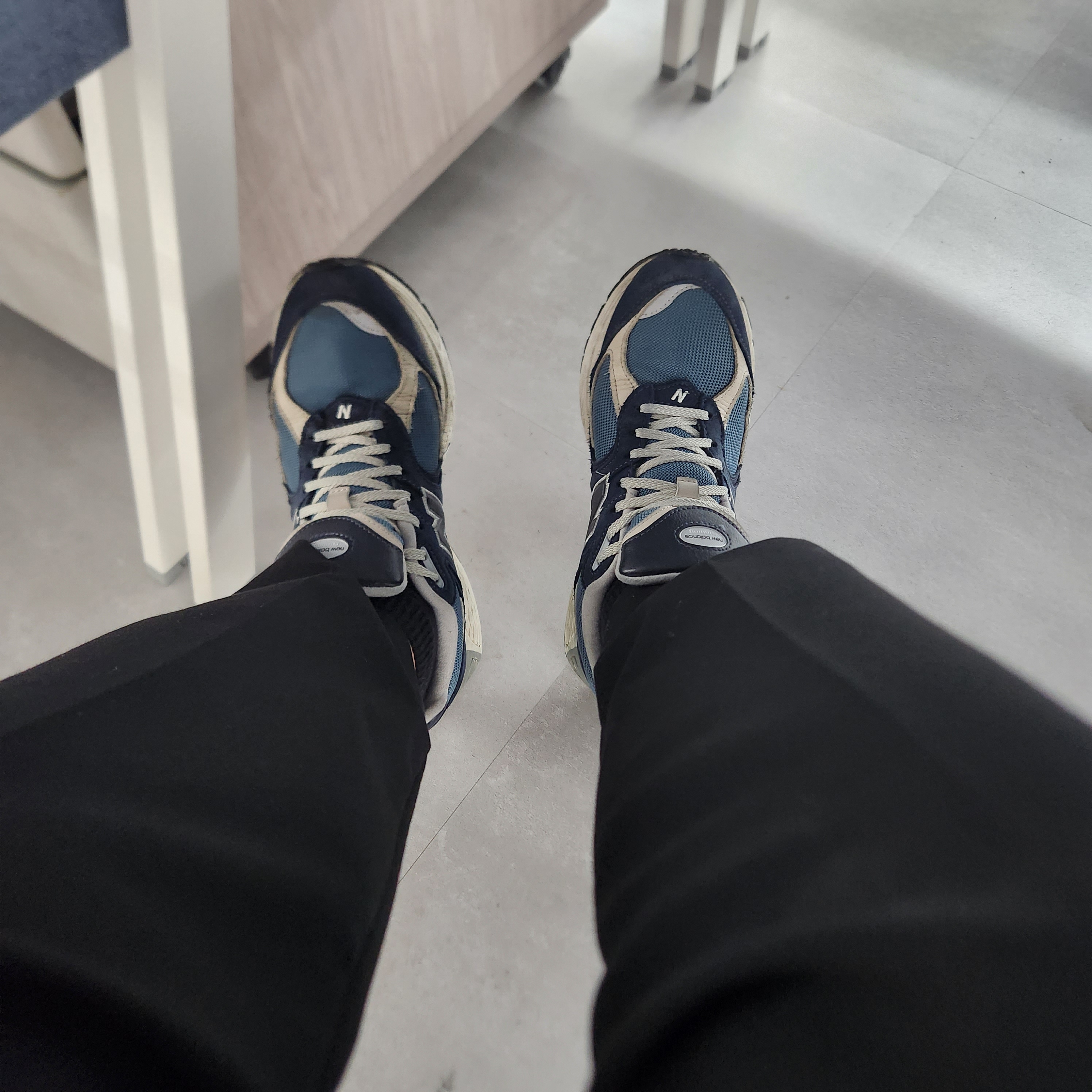 New Balance 2002R Dark Navy 착용 스타일