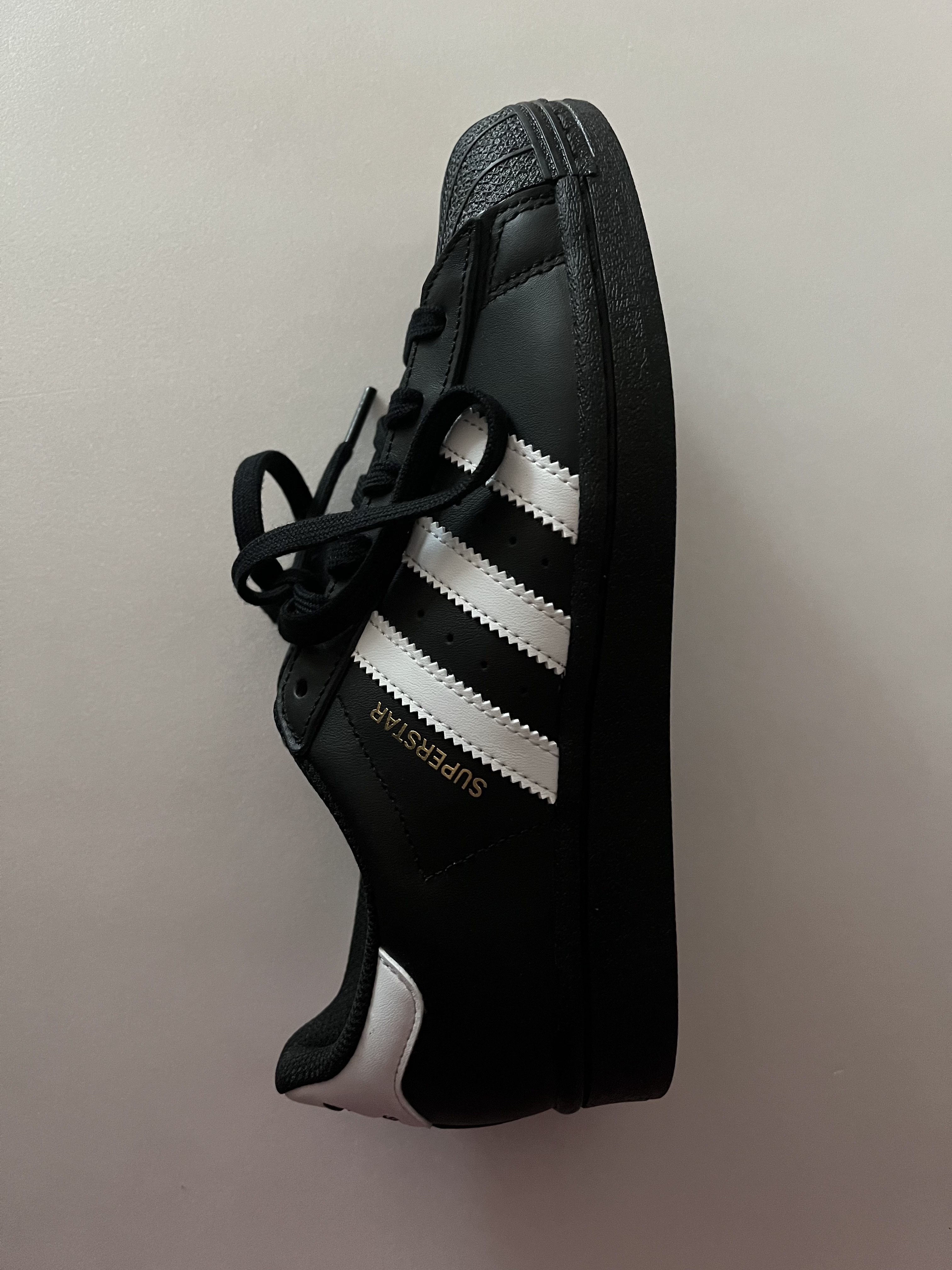 Adidas Superstar Core Black White 착용 스타일 - 2