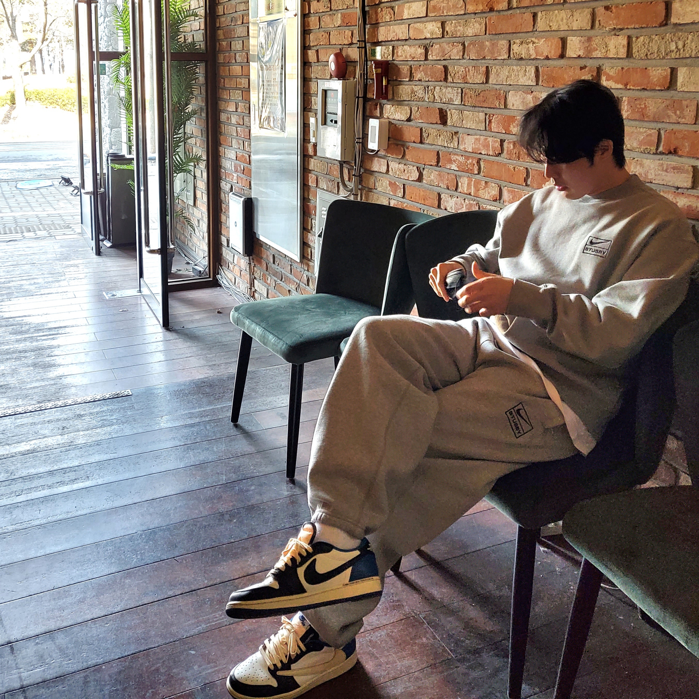 Nike x Stussy NRG Fleece Crewneck Dark Grey Heather (DO9337-063), Nike x Stussy NRG Fleece Pants Dark Grey Heather (DO9340-063) 착용 스타일