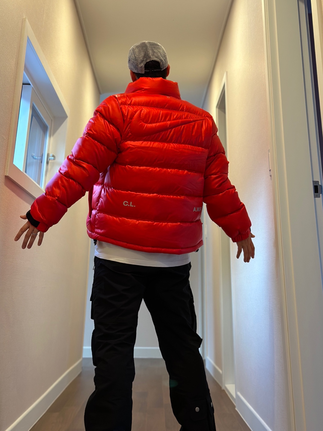 Nike x Drake Nocta Sunset Puffer Jacket Red, Nike x Stussy NRG RA T-Shirt Summit White (DM4942-121) 착용 스타일 - 2