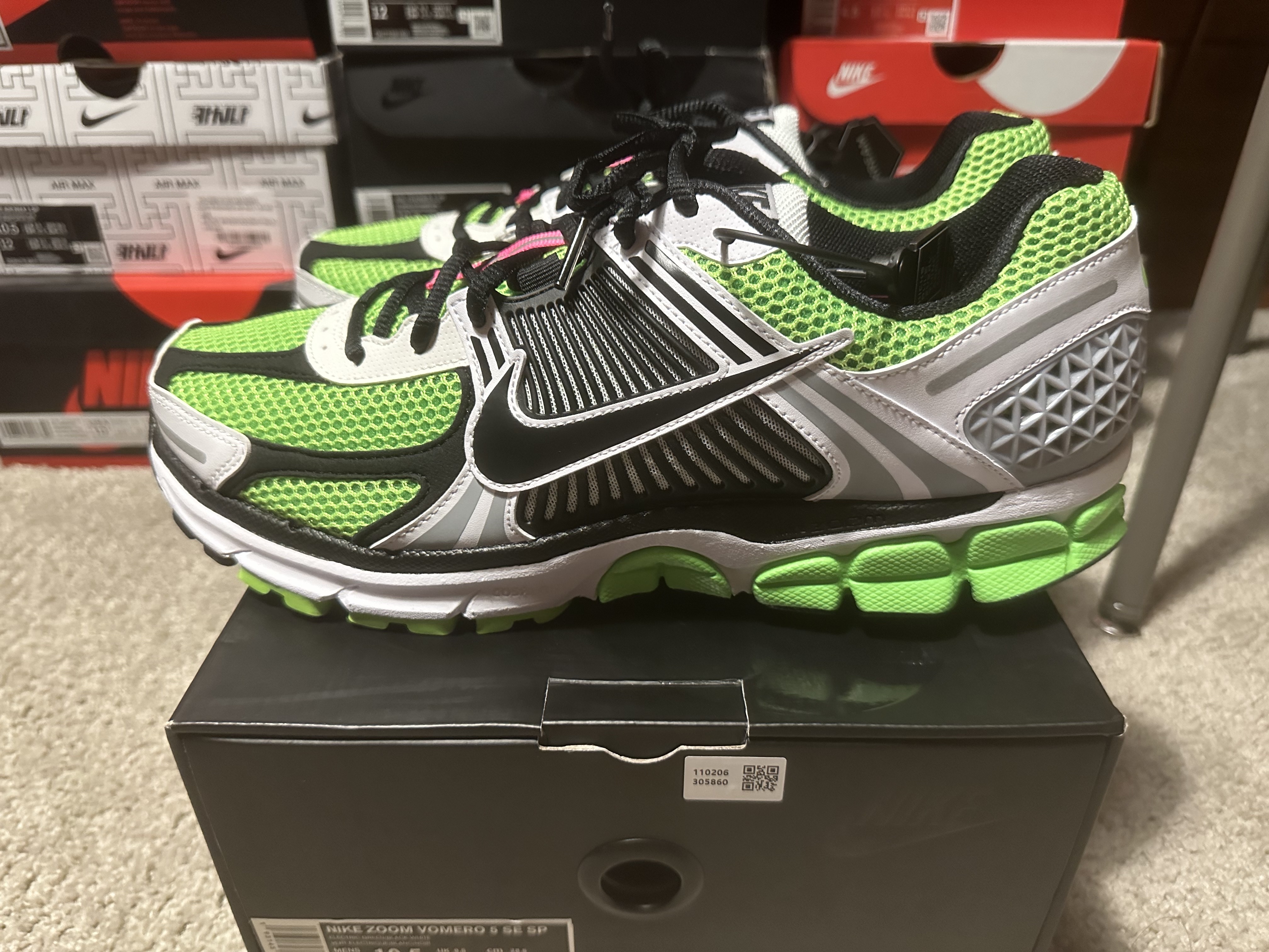 Nike Zoom Vomero 5 Electric Green Black 착용 스타일 - 5