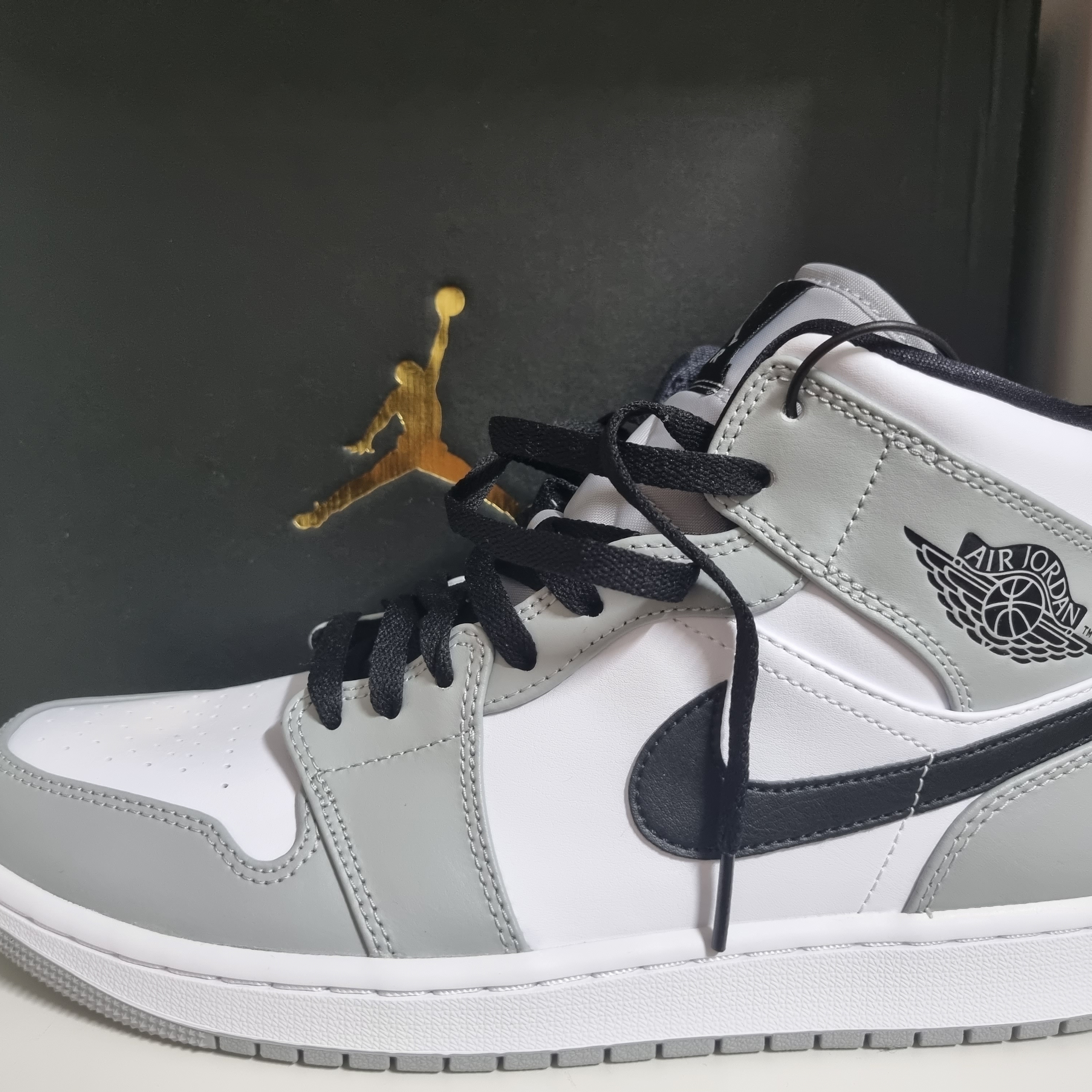 Jordan 1 Mid Light Smoke Grey 착용 스타일 - 2