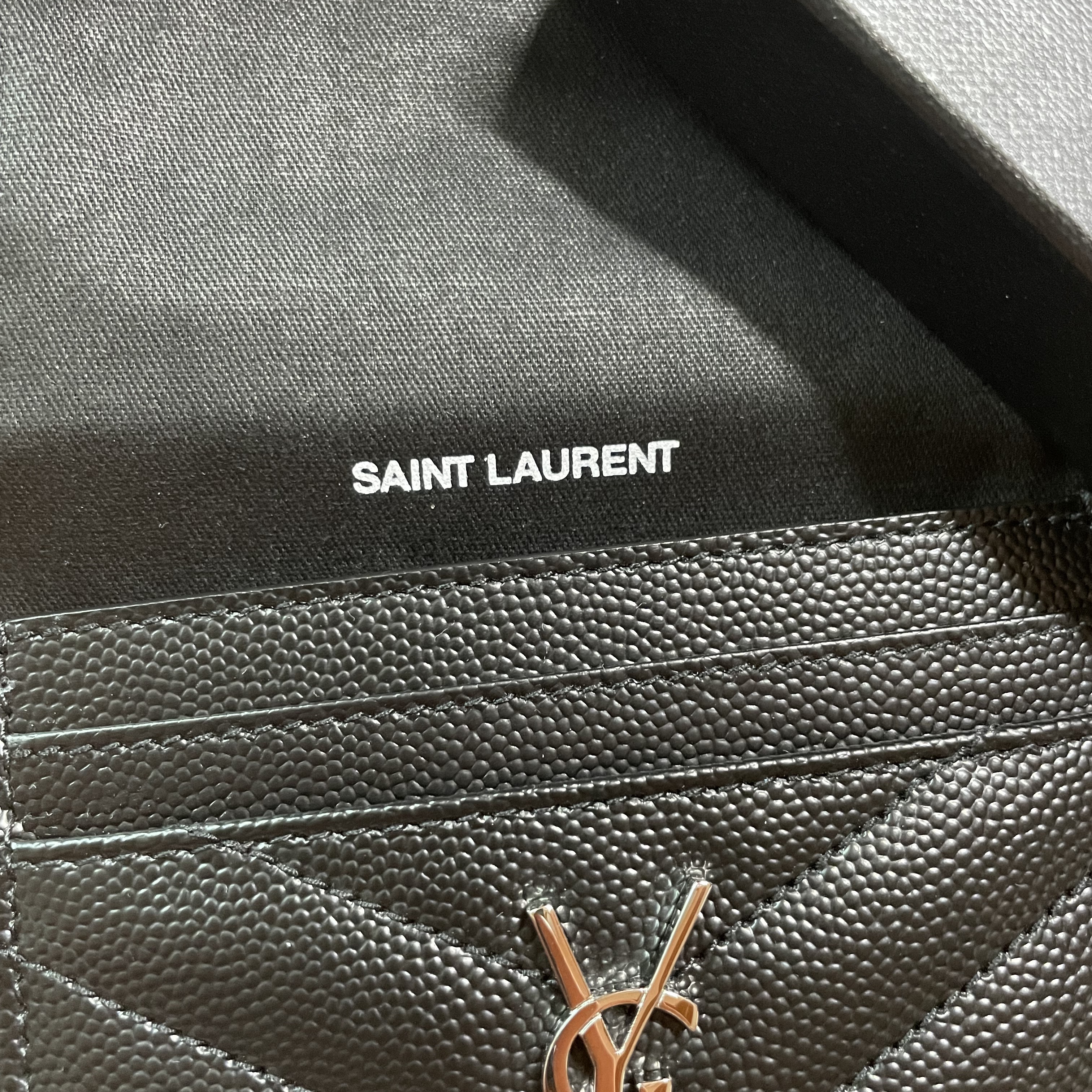 Saint Laurent Cassandre Matelasse Card Case in Grain De Poudre Embossed Leather Black 착용 스타일