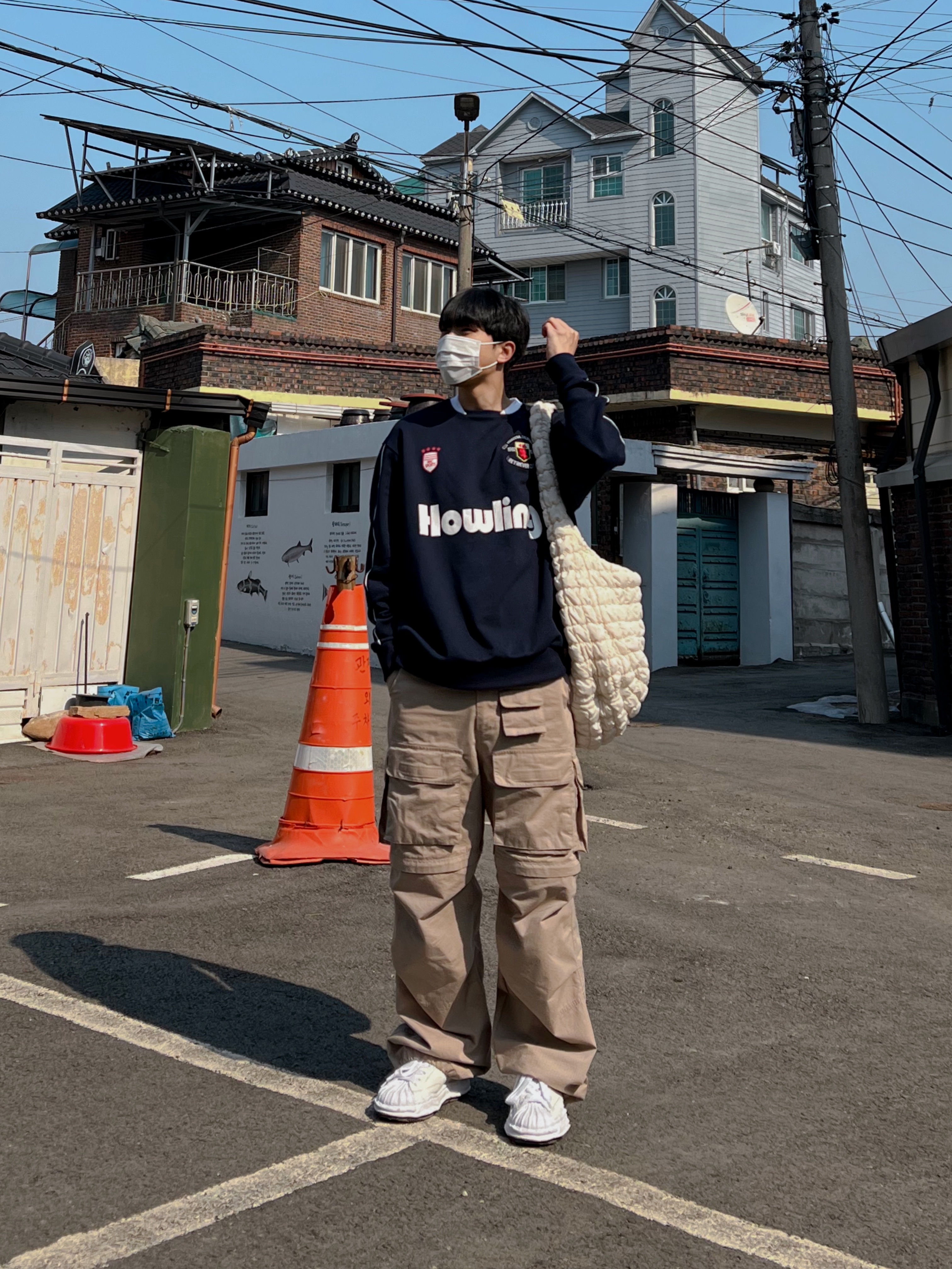 Maison Mihara Yasuhiro Blakey OG Sole Leather Low-top Sneakers White, COS Quilted Oversized Shoulder Bag Off White Light Beige 착용 스타일
