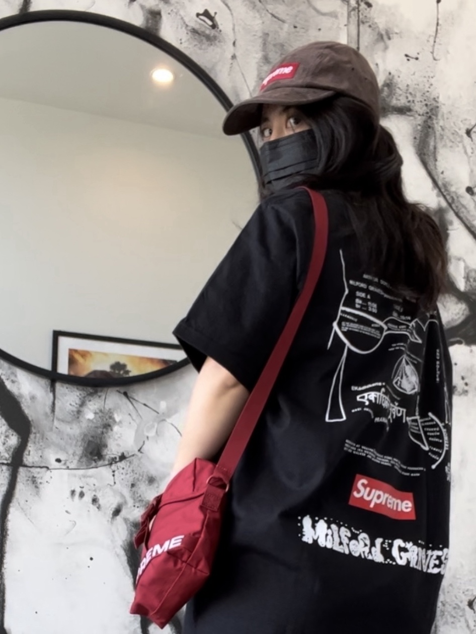 Supreme Field Side Bag Red - 23SS, Supreme Milford Graves T-Shirt Black - 22FW 착용 스타일 - 1