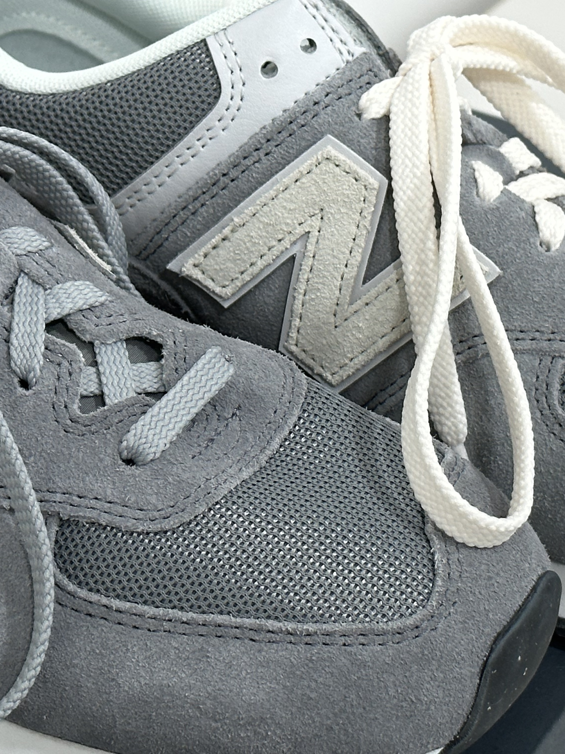 New Balance 574 Classics Reimagined Gray 착용 스타일 - 4