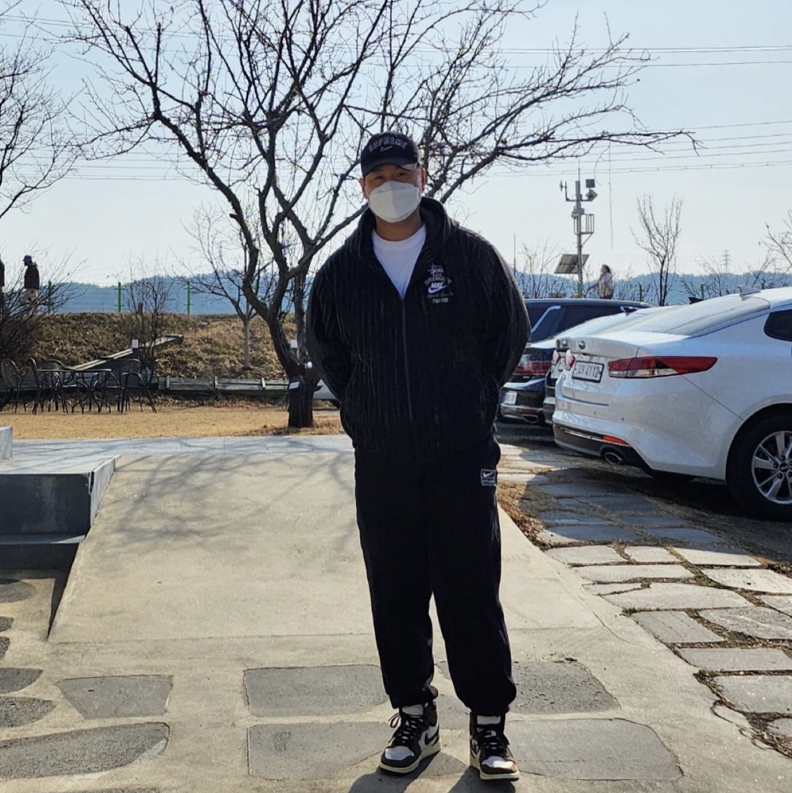 Nike x Stussy NRG Striped Wool Jacket Black (DR4023-010), Jordan 1 x Travis Scott Retro High OG SP Mocha 착용 스타일 - 2